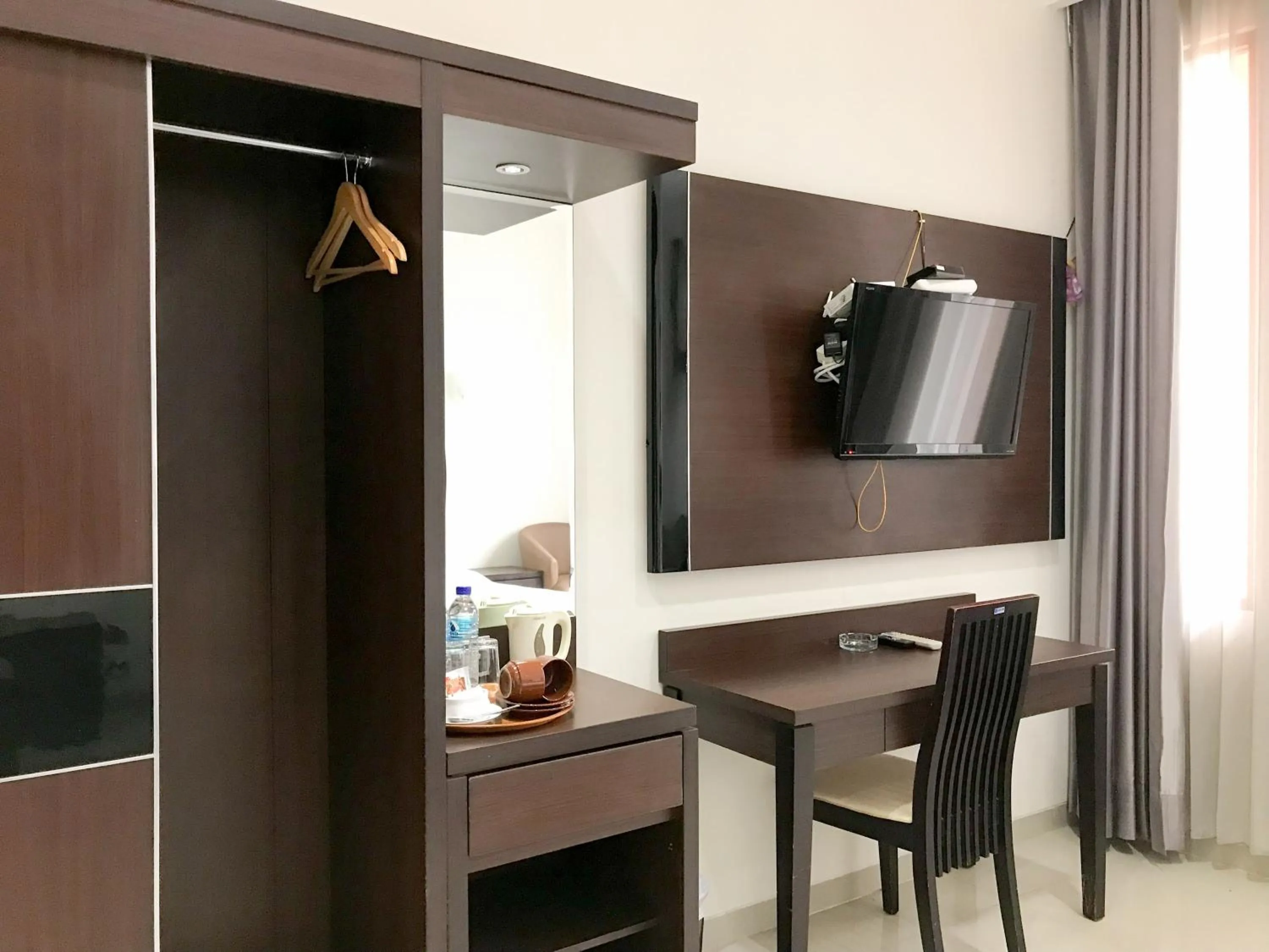 wardrobe in Selorejo Resort Mitra RedDoorz