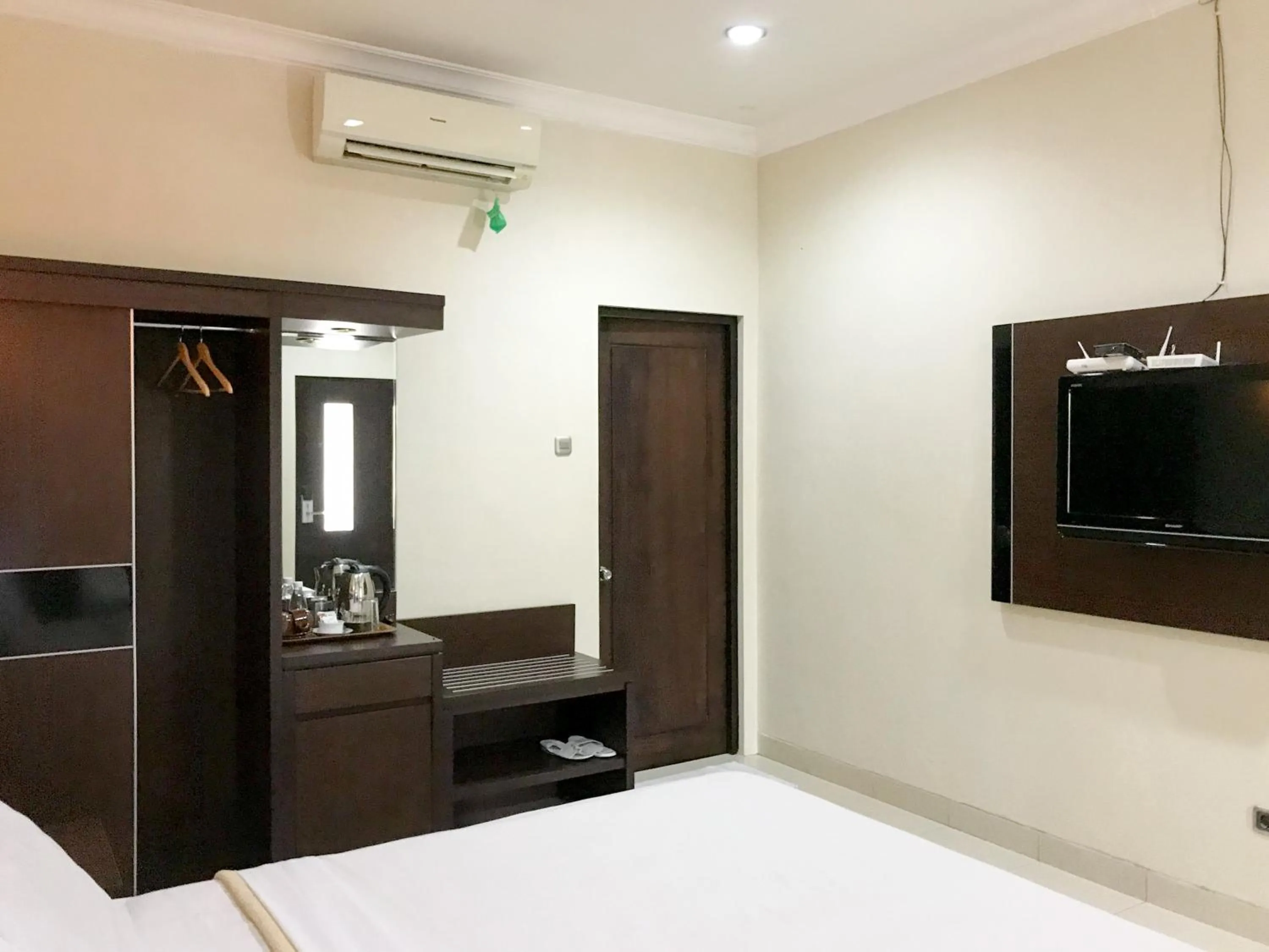 TV and multimedia, Bed in Selorejo Resort Mitra RedDoorz