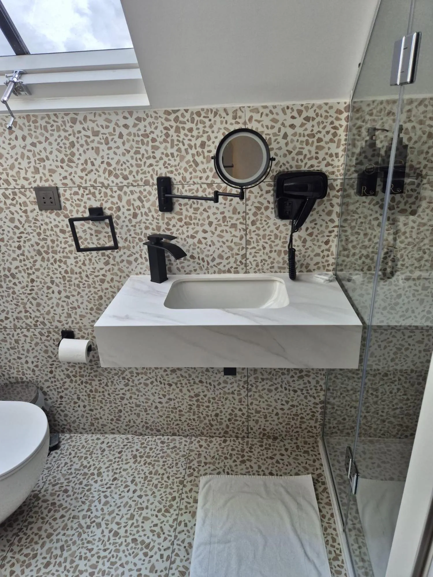 Bathroom in Rosemay Hotel near London Heathrow Airport