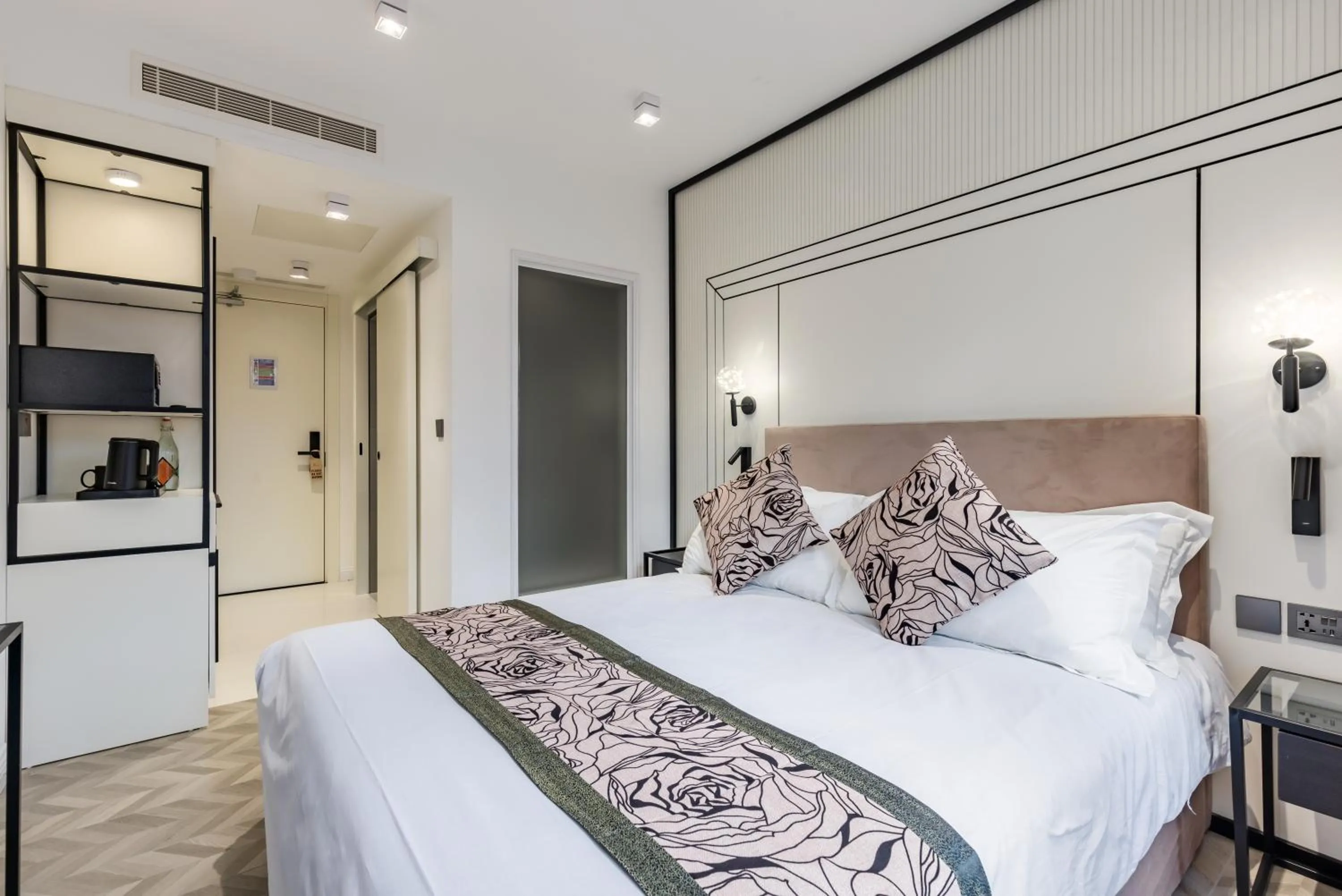 Photo of the whole room, Bed in Rosemay Hotel near London Heathrow Airport