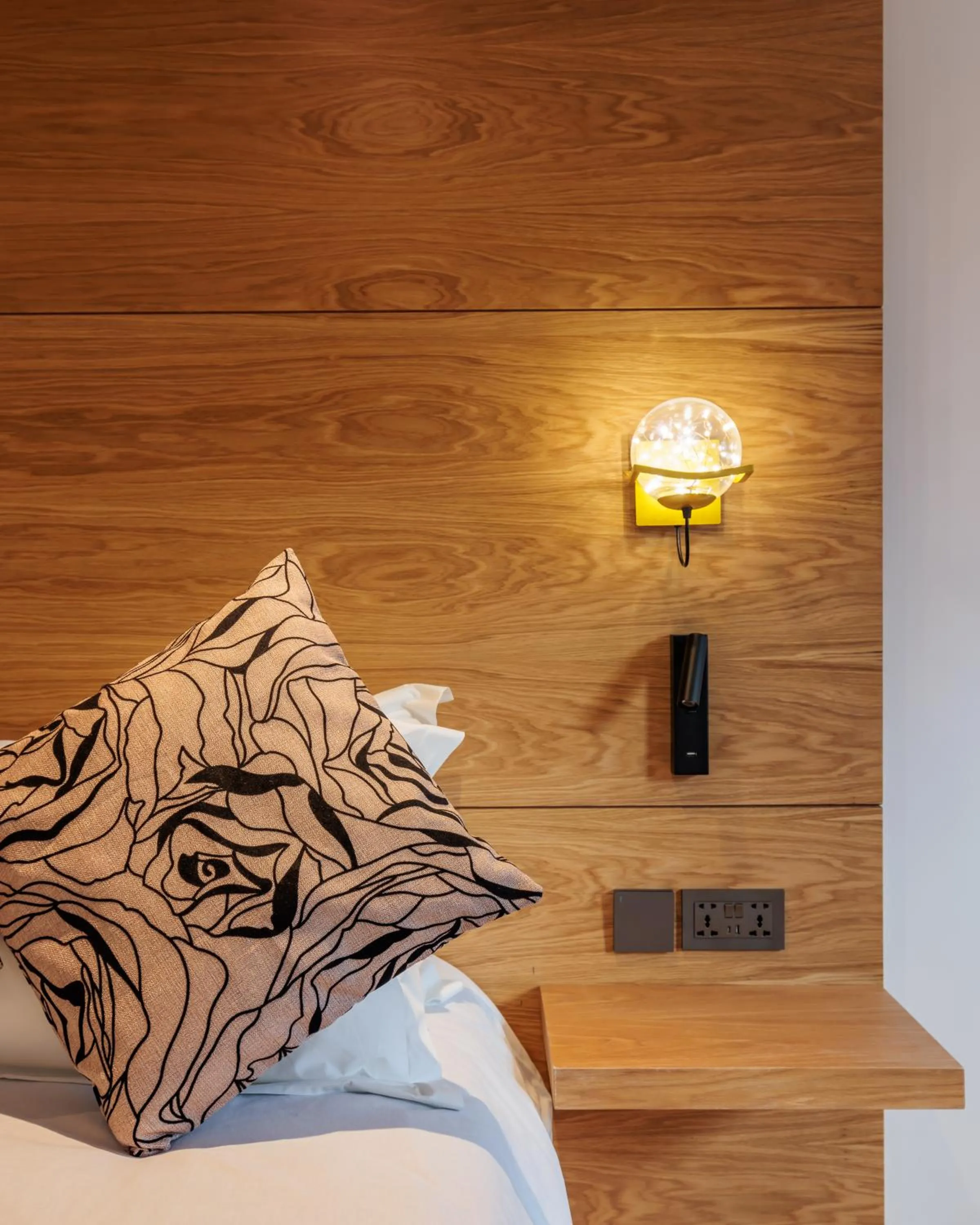 Bed in Rosemay Hotel near London Heathrow Airport