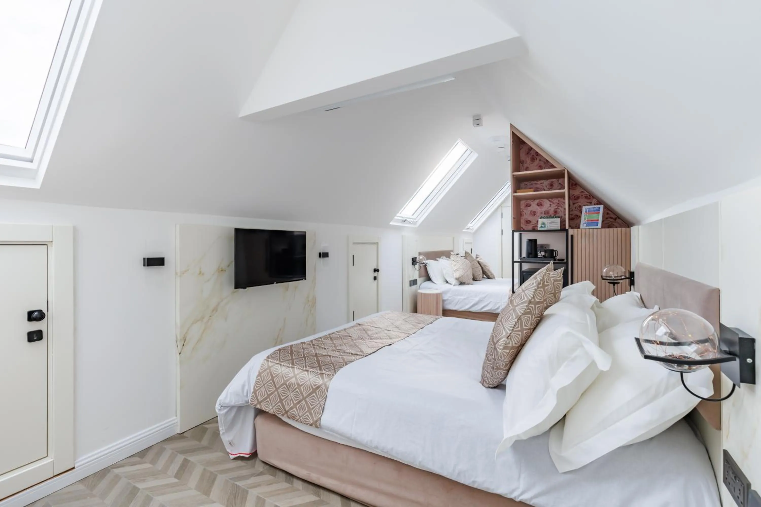 TV and multimedia, Bed in Rosemay Hotel near London Heathrow Airport