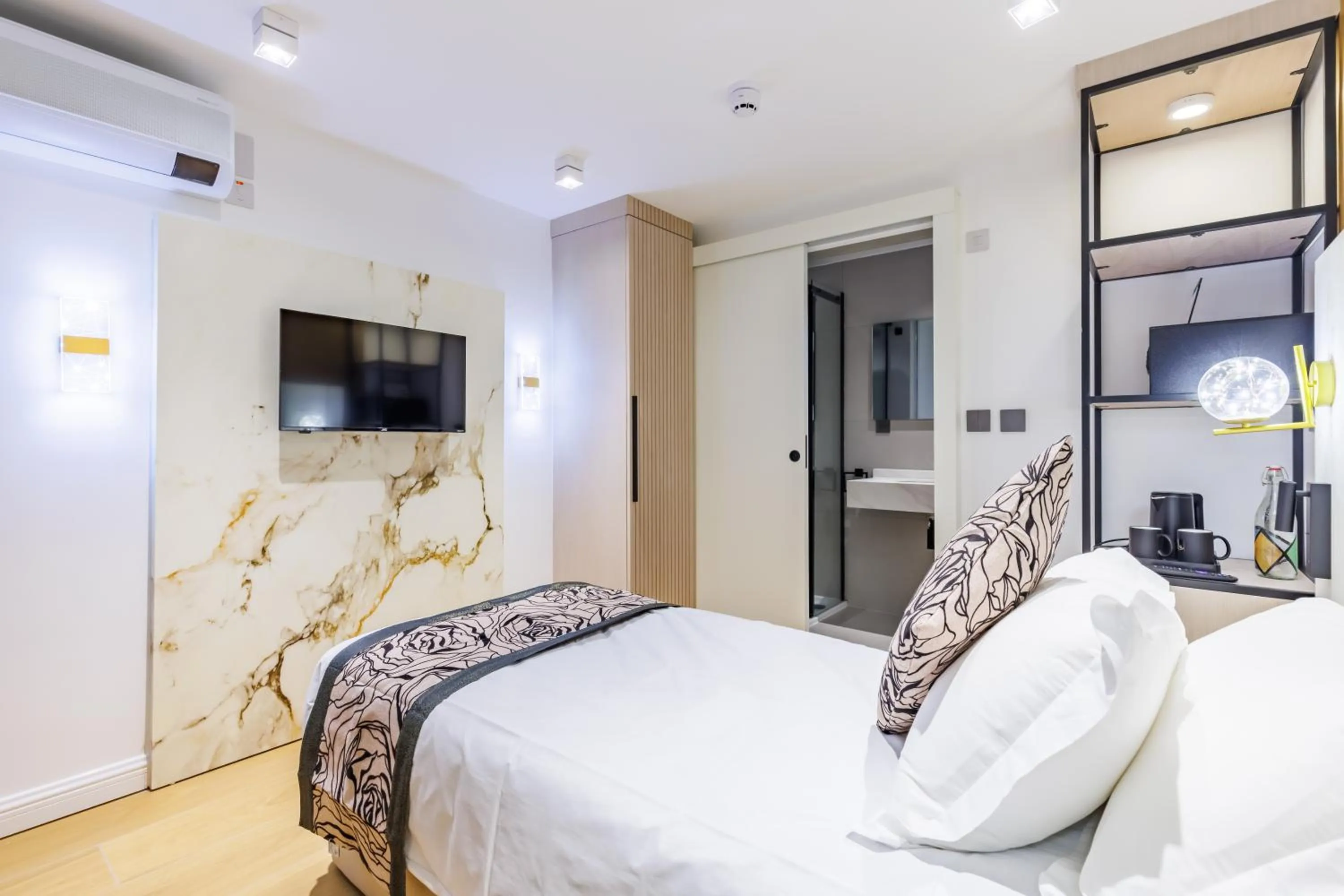 Bed in Rosemay Hotel near London Heathrow Airport