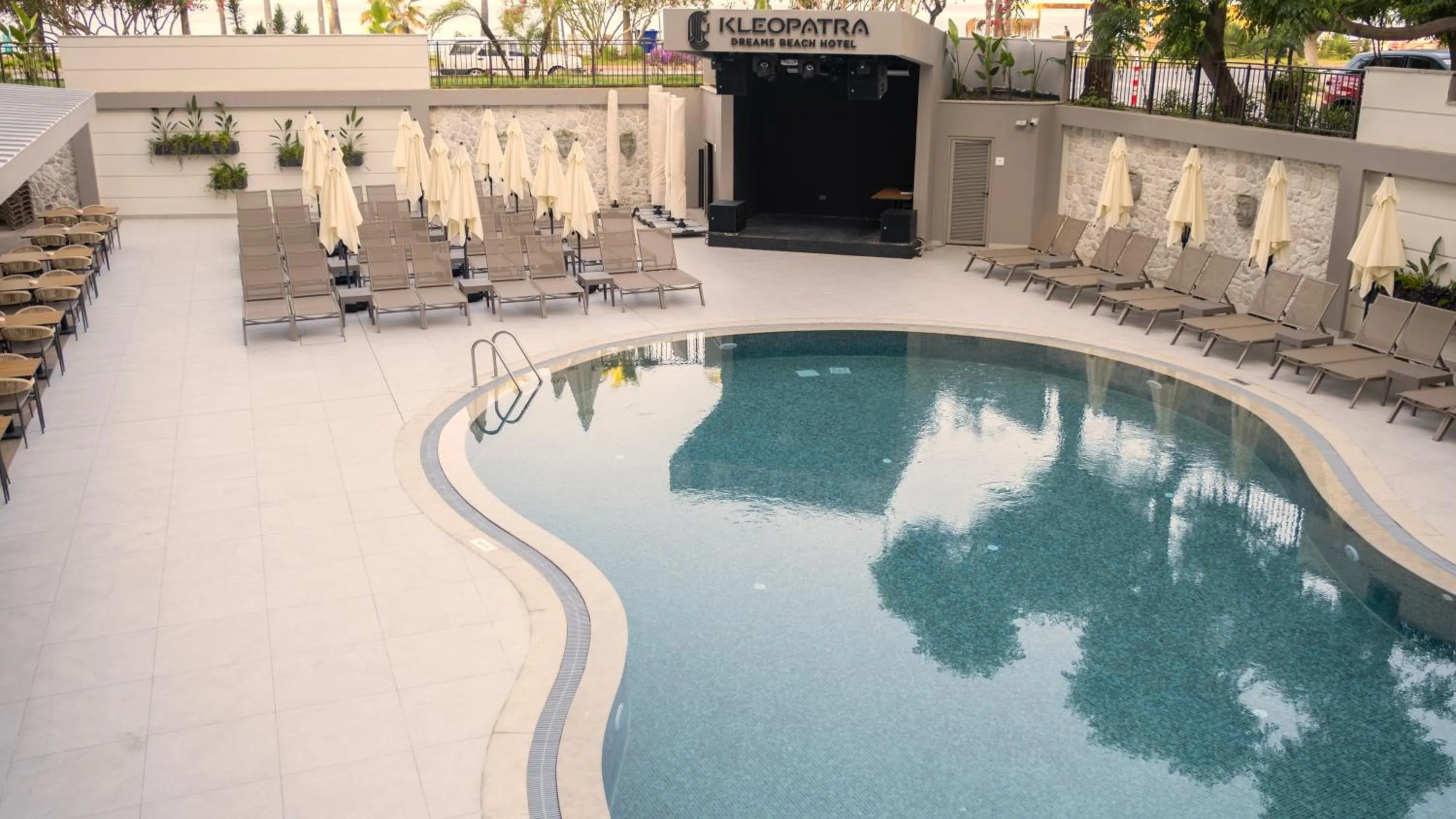 Swimming pool in Kleopatra Dreams Beach Hotel