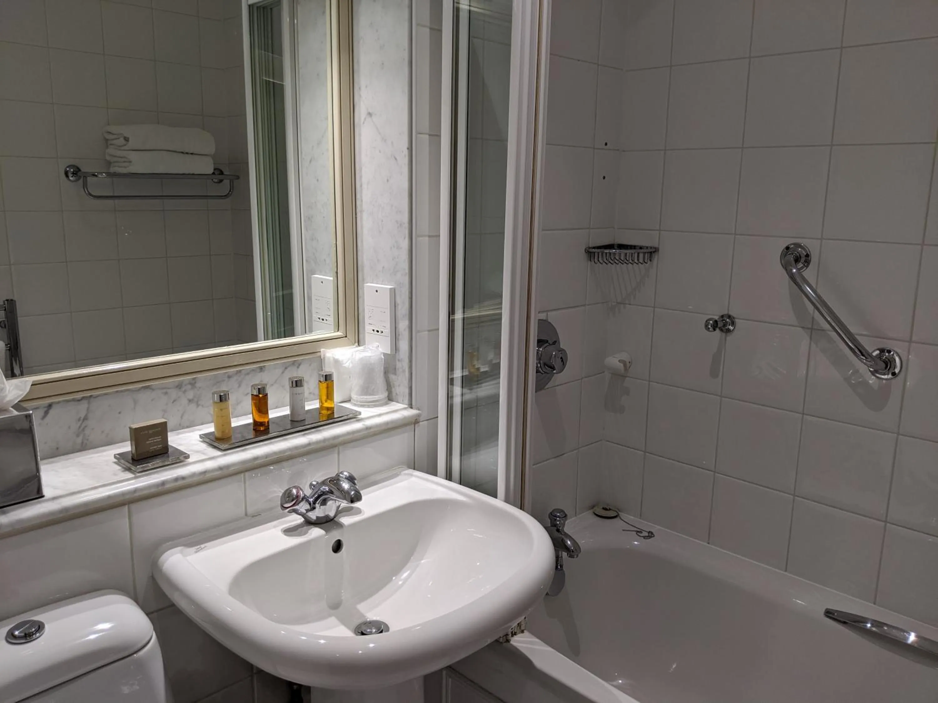 Shower in Cotswold Lodge Hotel