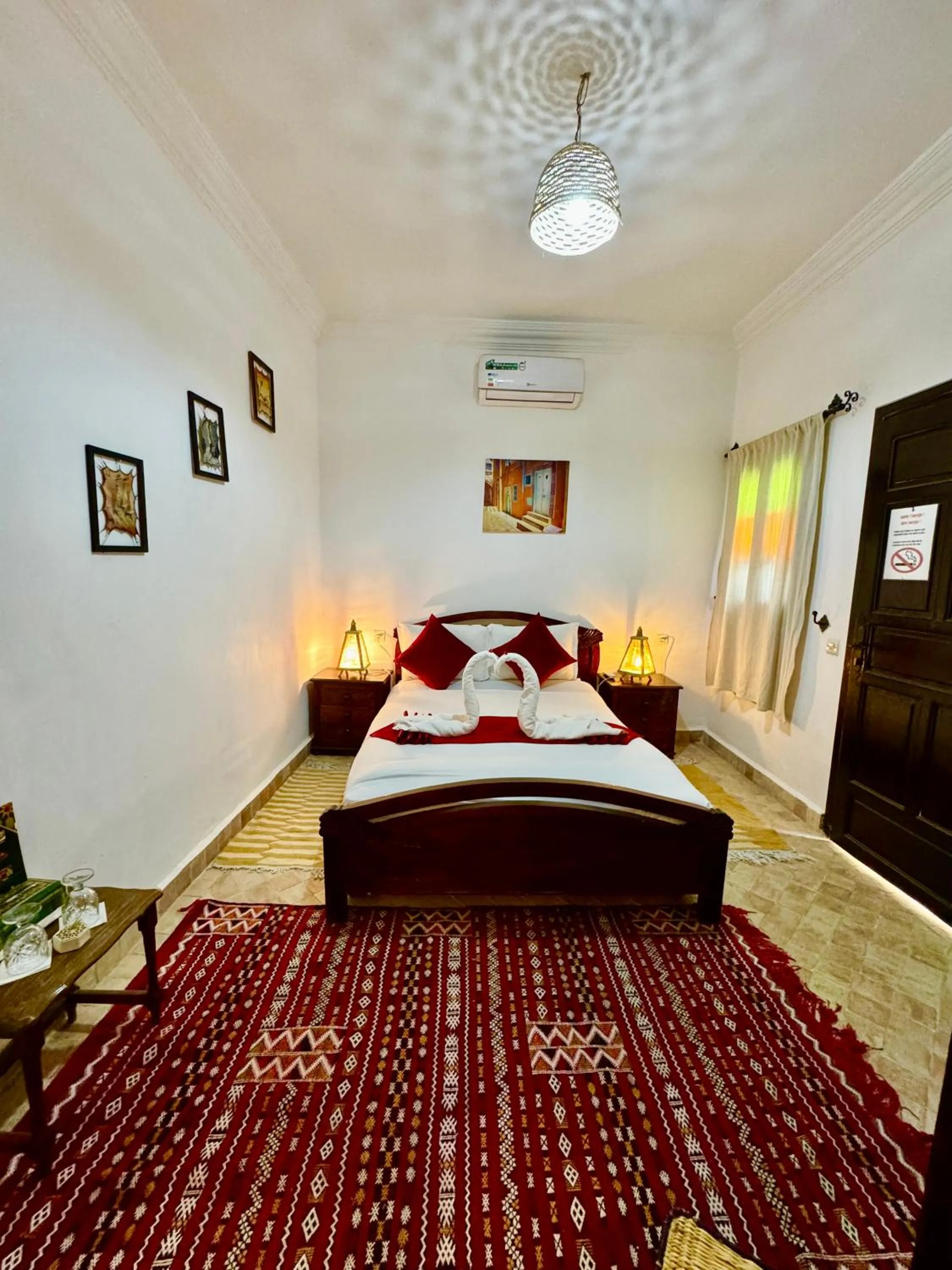 Photo of the whole room, Bed in Riad Iklil