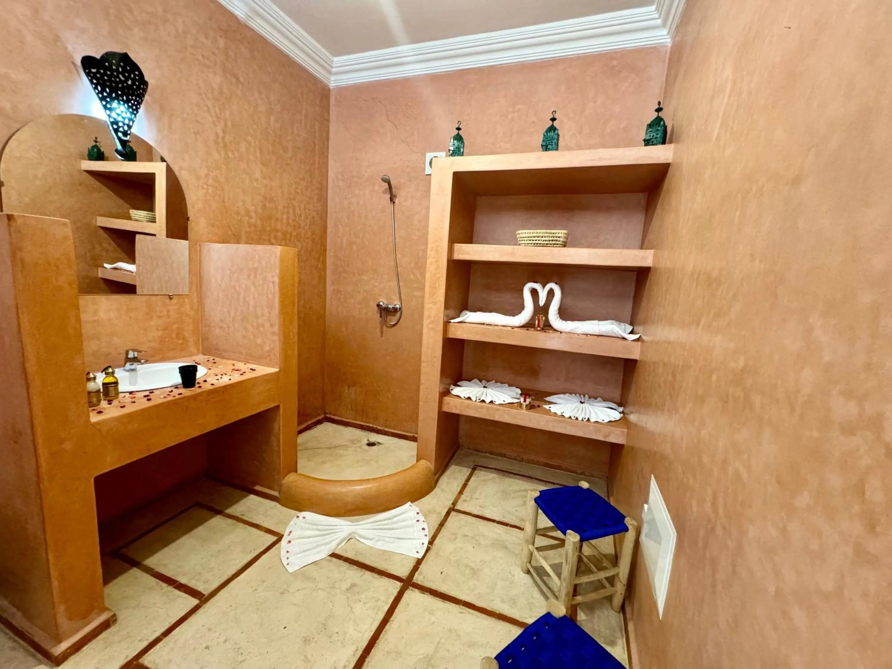 Toilet in Riad Iklil