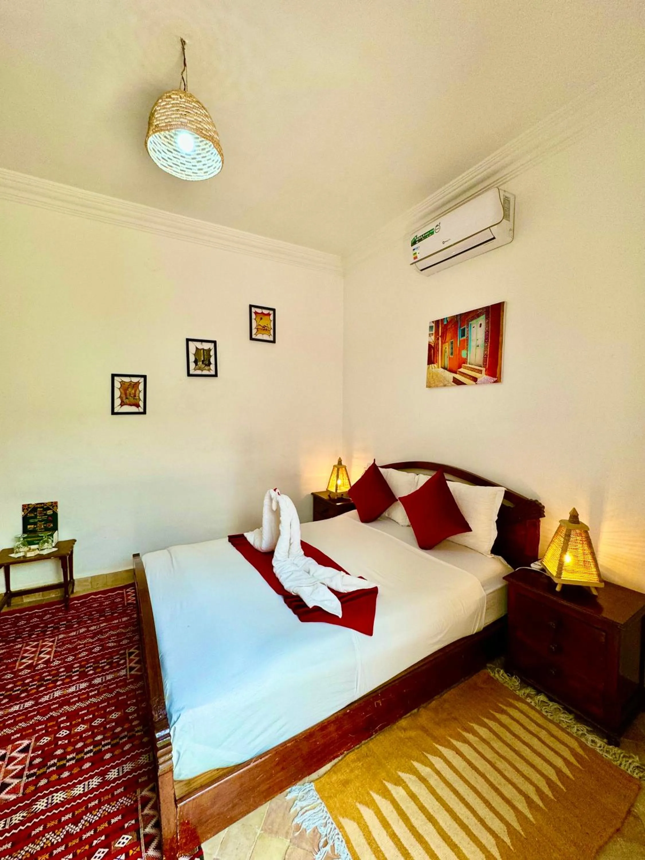 Photo of the whole room, Bed in Riad Iklil
