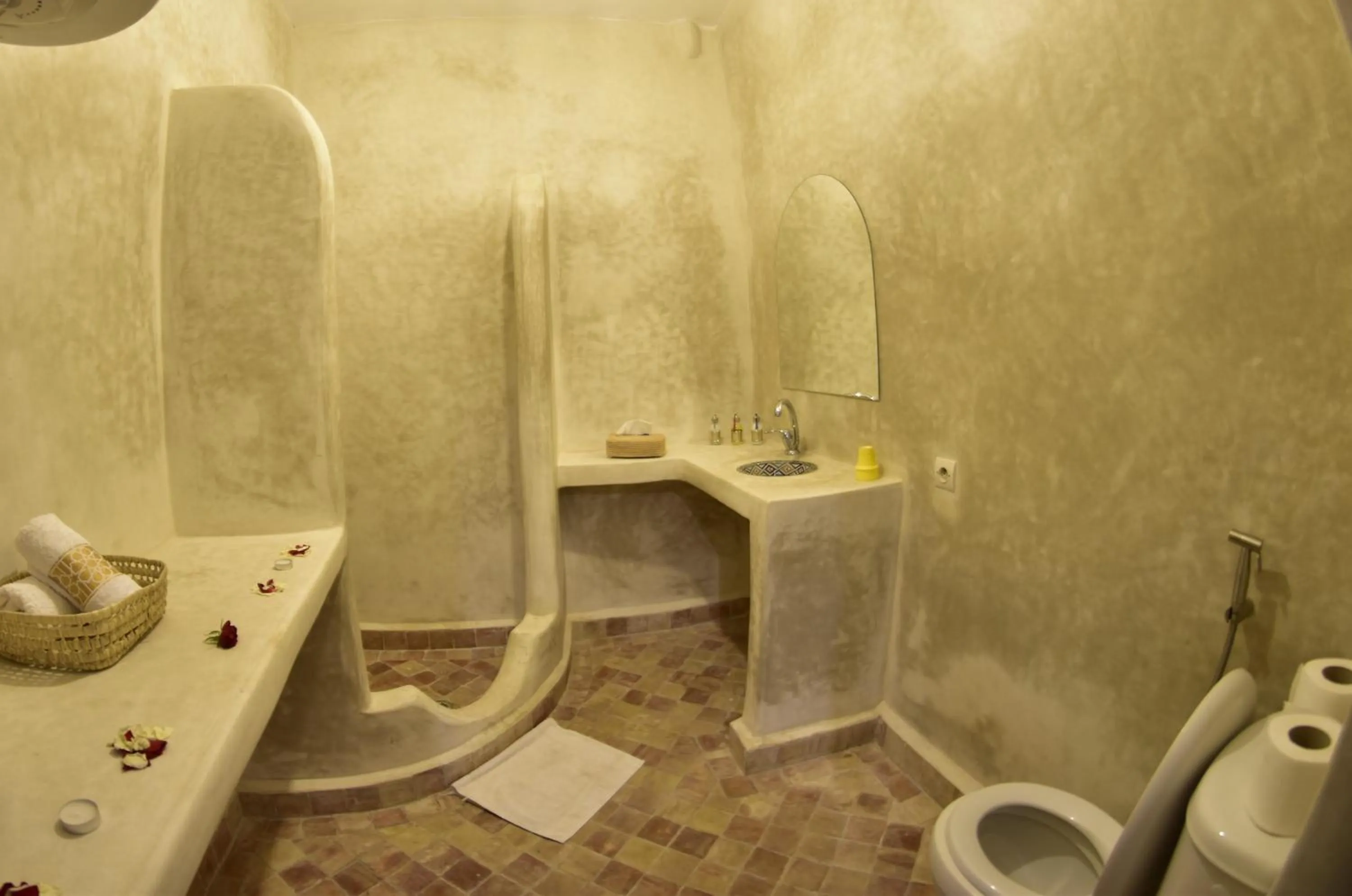 Shower in Riad Iklil