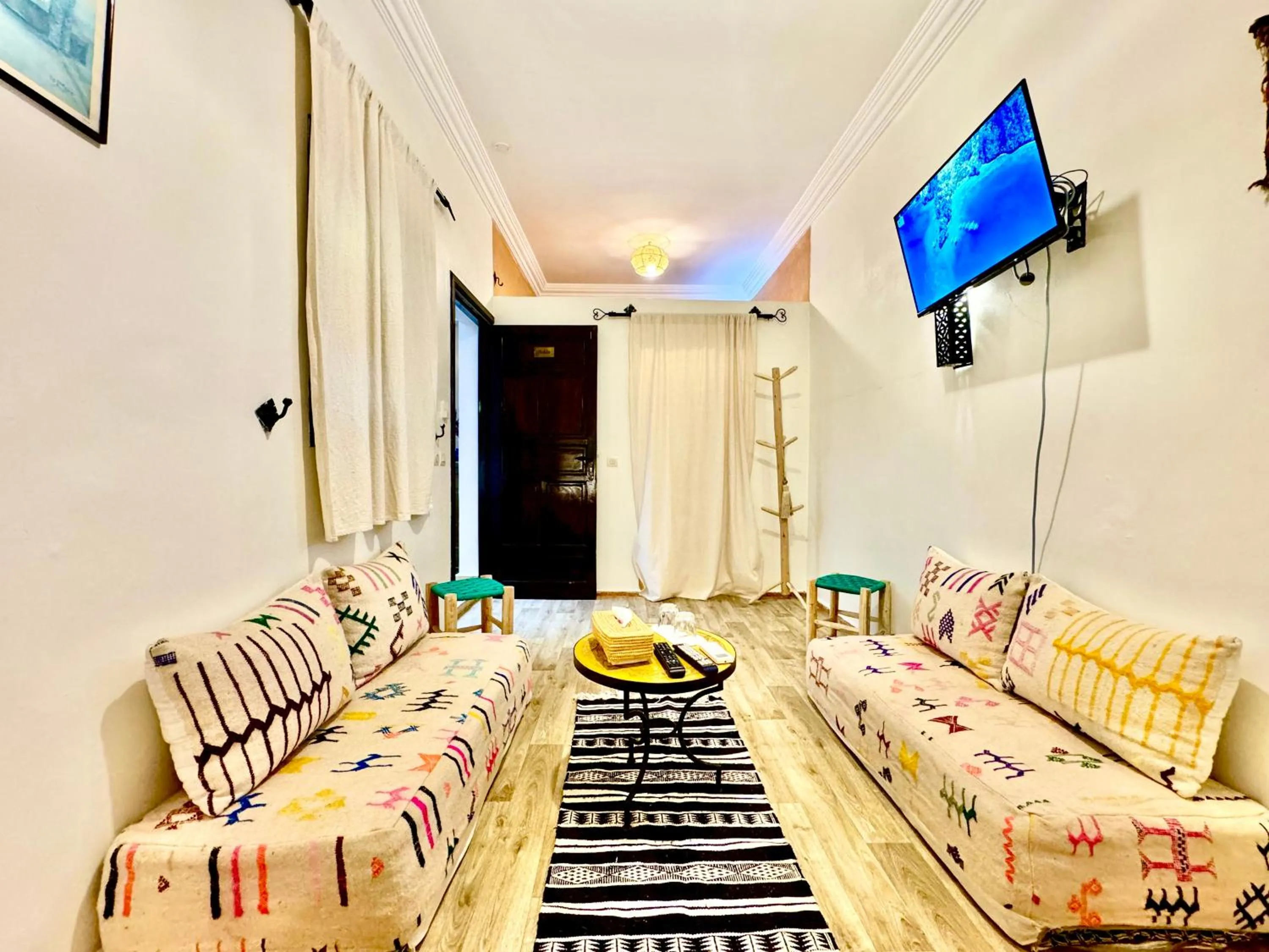 Communal lounge/ TV room, Bed in Riad Iklil