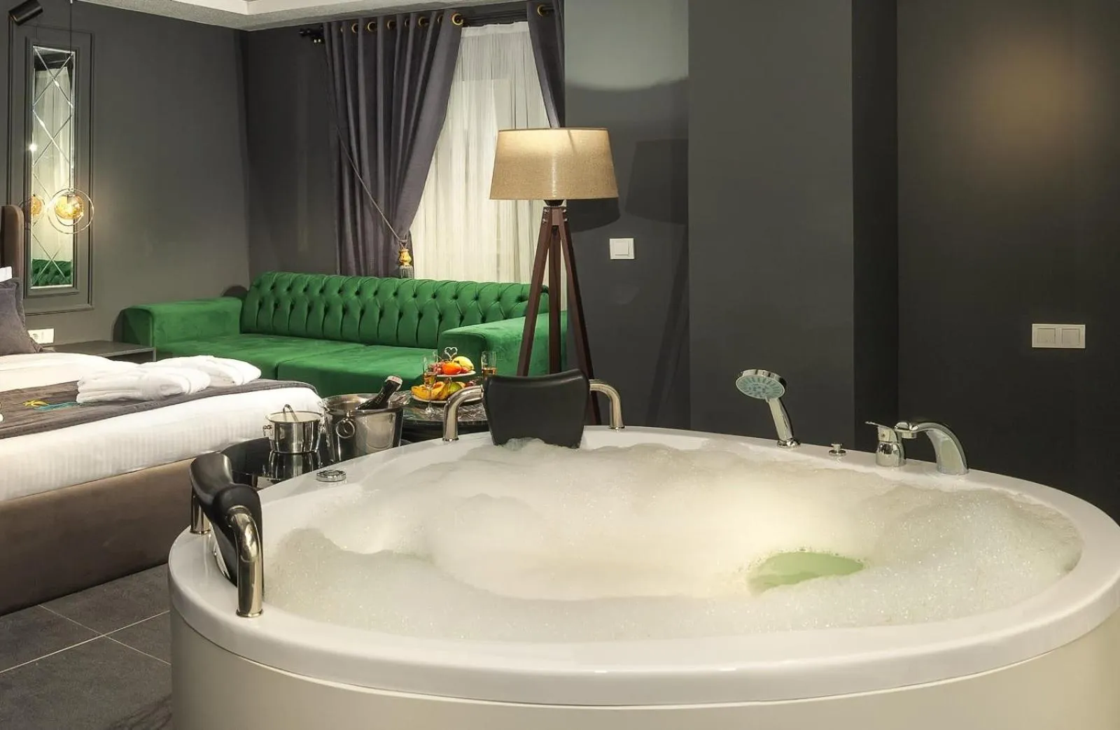 Photo of the whole room, Bed in Kral As Suite Hotel