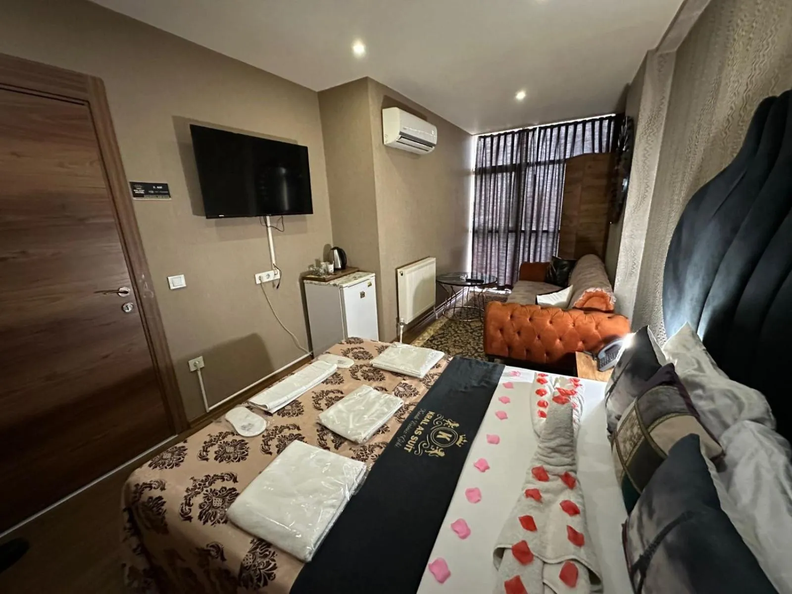 Photo of the whole room, Bed in Kral As Suite Hotel