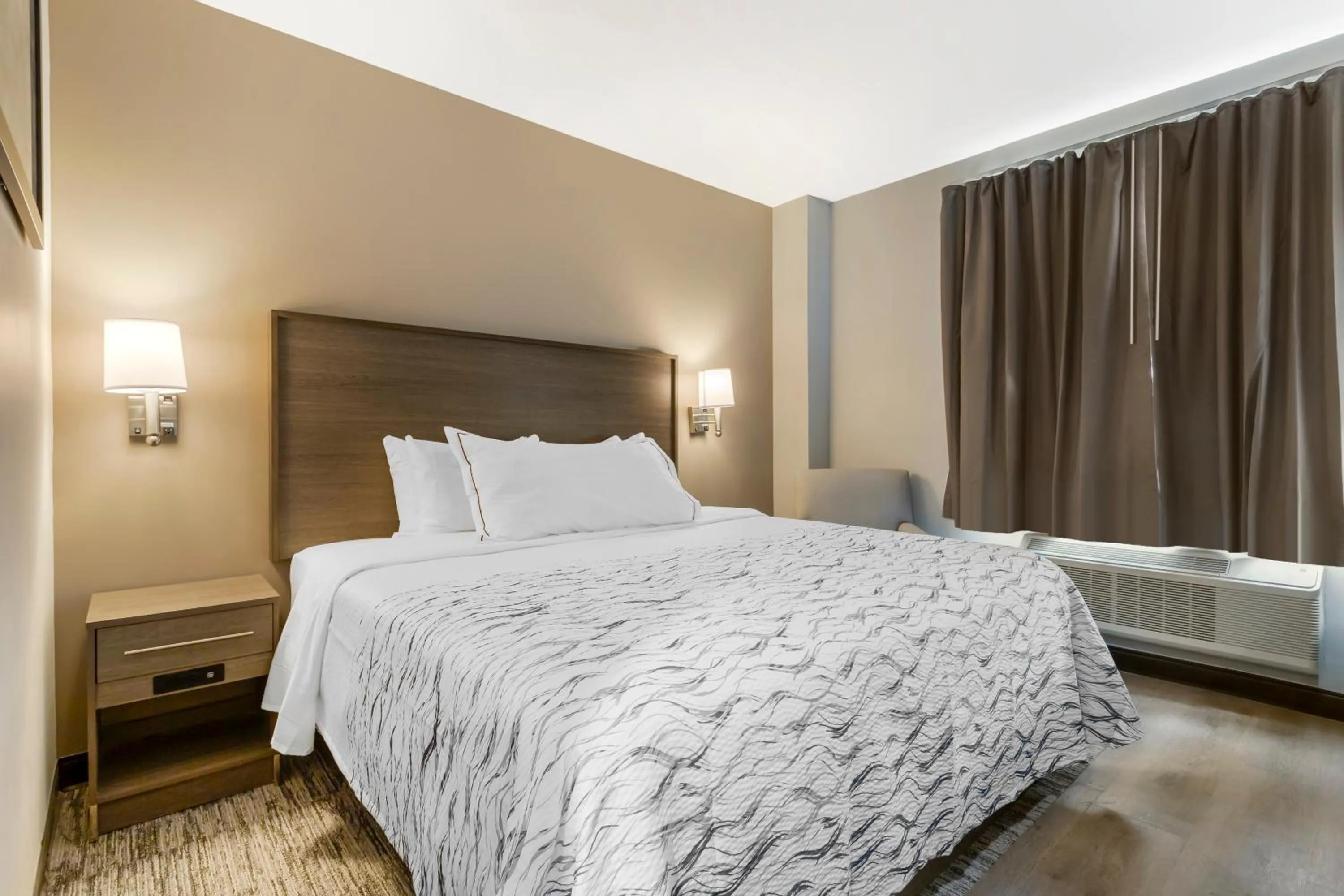 Bedroom, Bed in Red Roof Inn PLUS Jamaica, NY - JFK Airport