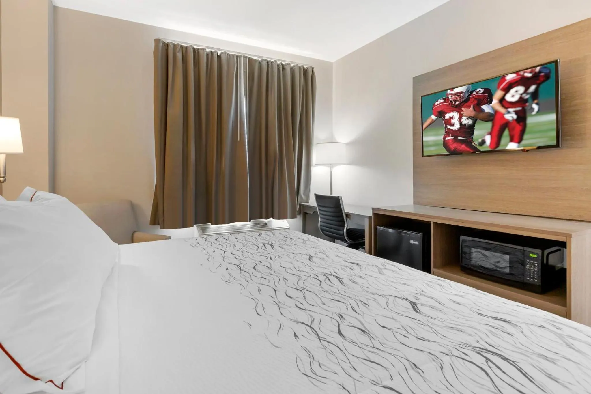 Photo of the whole room, Bed in Red Roof Inn PLUS Jamaica, NY - JFK Airport