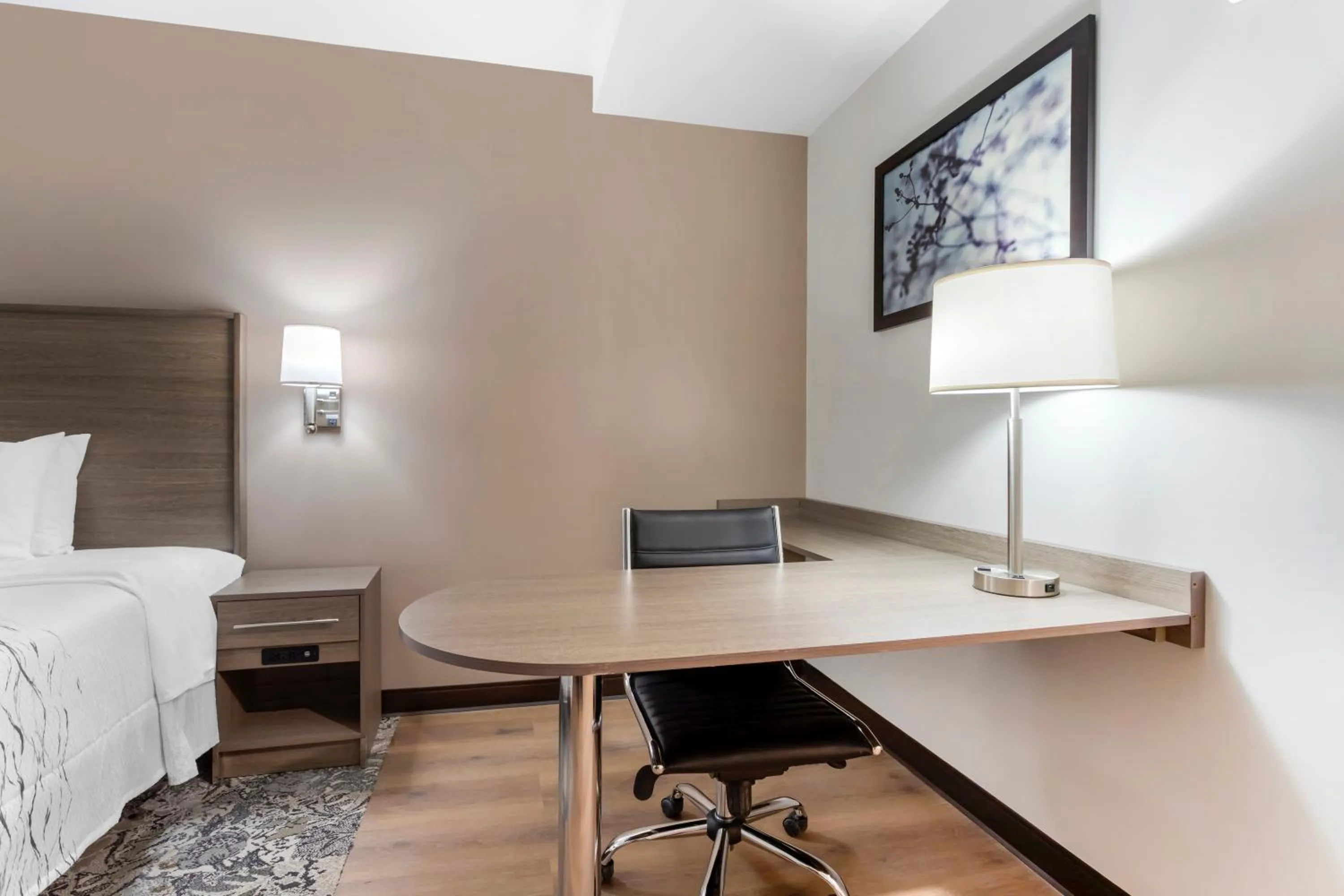 Bedroom, Bed in Red Roof Inn PLUS Jamaica, NY - JFK Airport