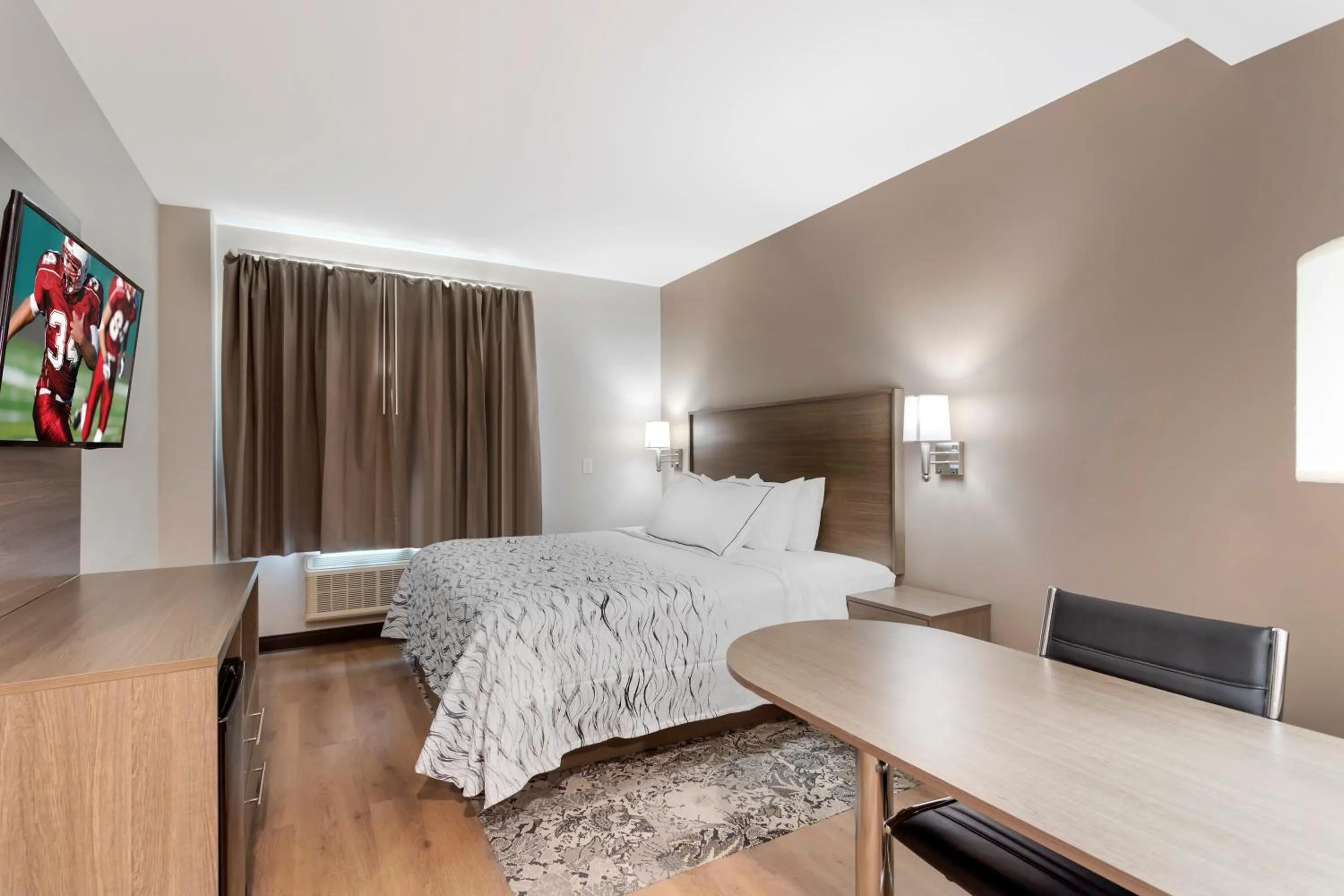 Bedroom, Bed in Red Roof Inn PLUS Jamaica, NY - JFK Airport