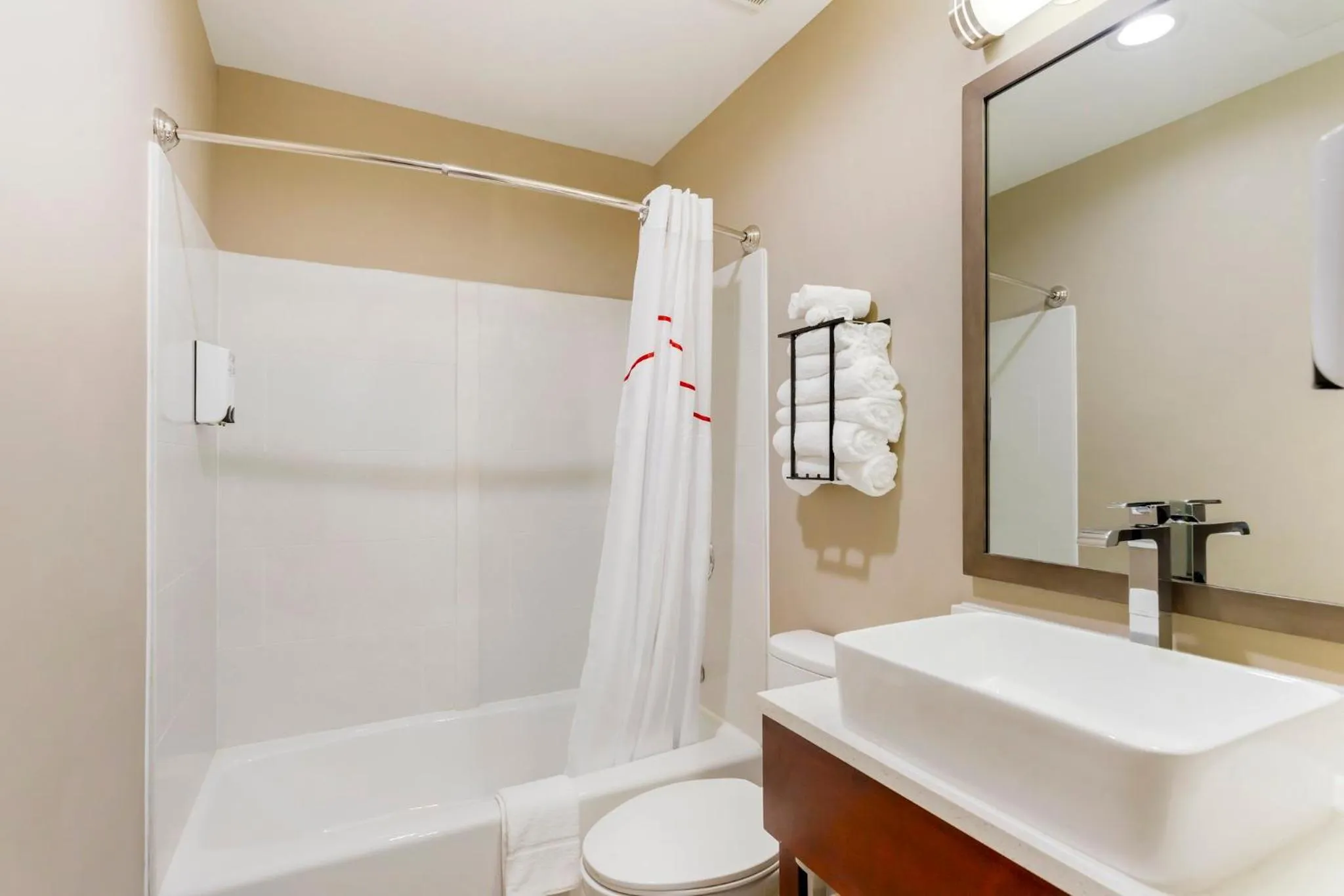 Bathroom in Red Roof Inn PLUS Jamaica, NY - JFK Airport