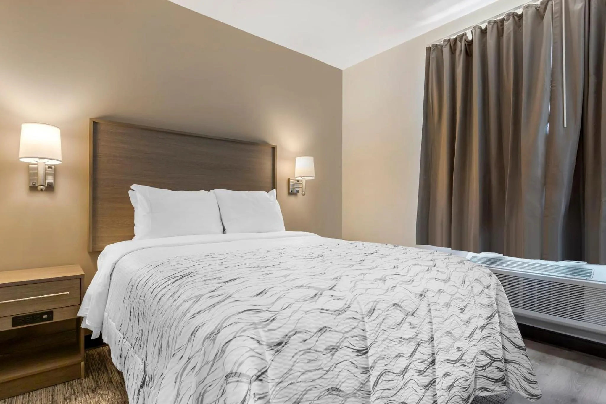 Photo of the whole room, Bed in Red Roof Inn PLUS Jamaica, NY - JFK Airport