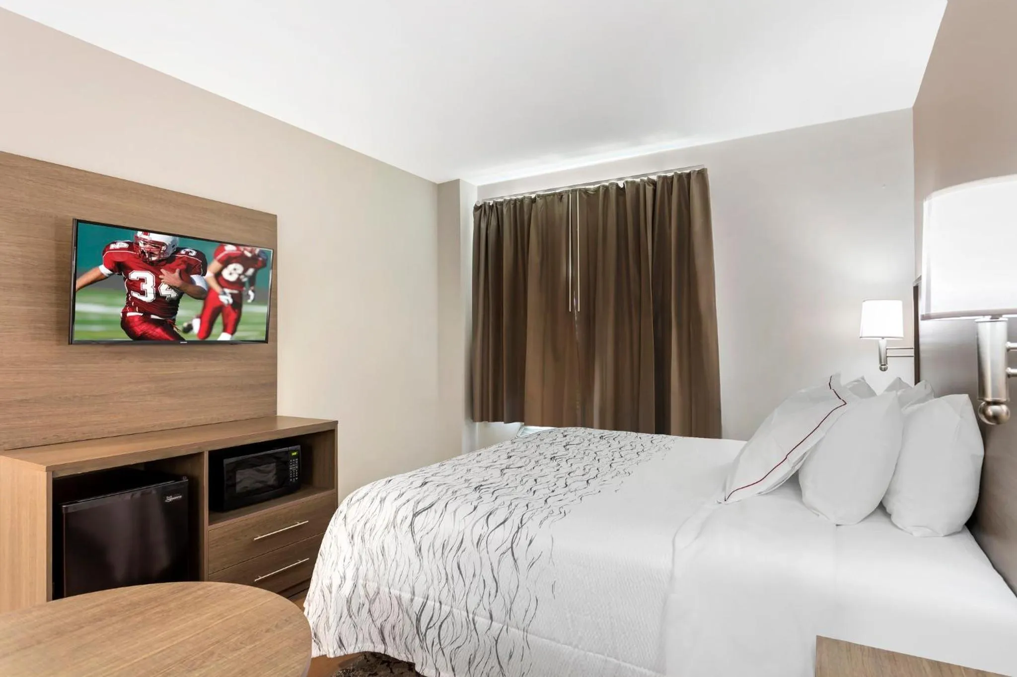 Photo of the whole room, Bed in Red Roof Inn PLUS Jamaica, NY - JFK Airport