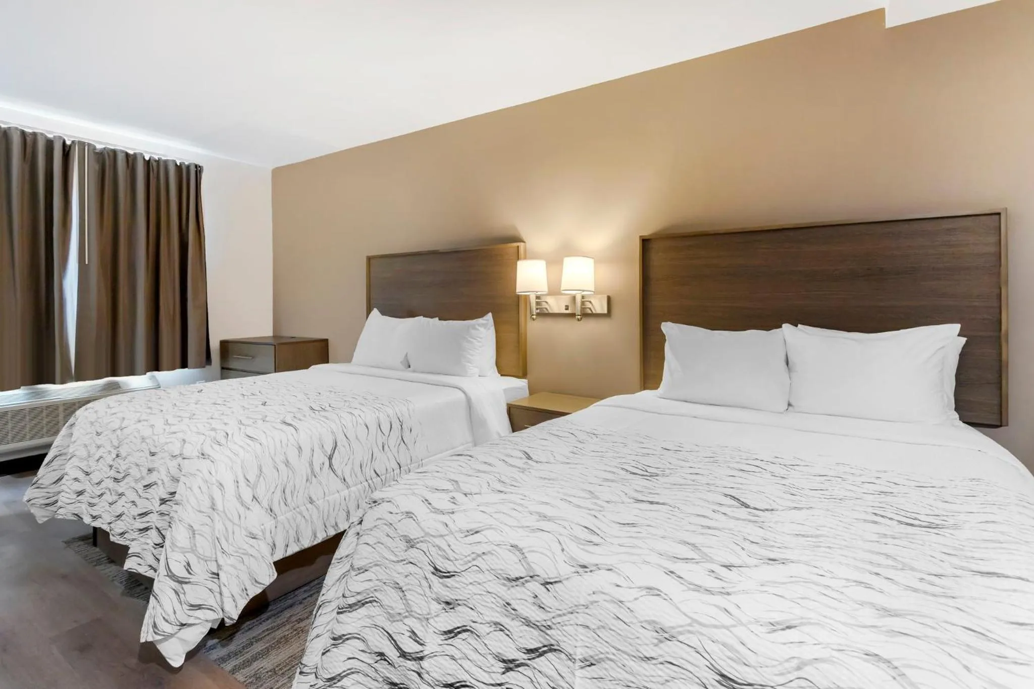 Photo of the whole room, Bed in Red Roof Inn PLUS Jamaica, NY - JFK Airport