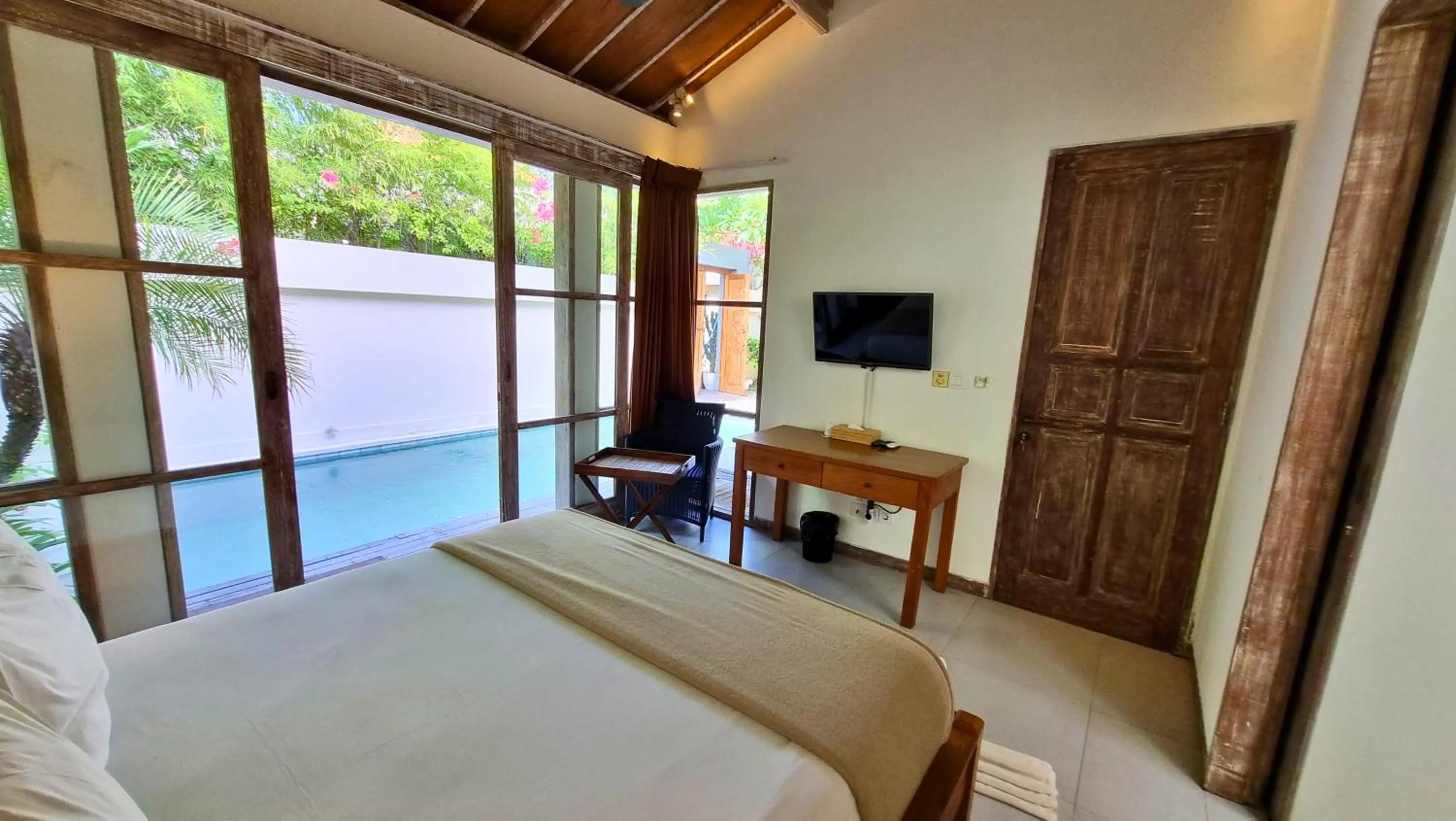 Photo of the whole room, Bed in The Decks Bali