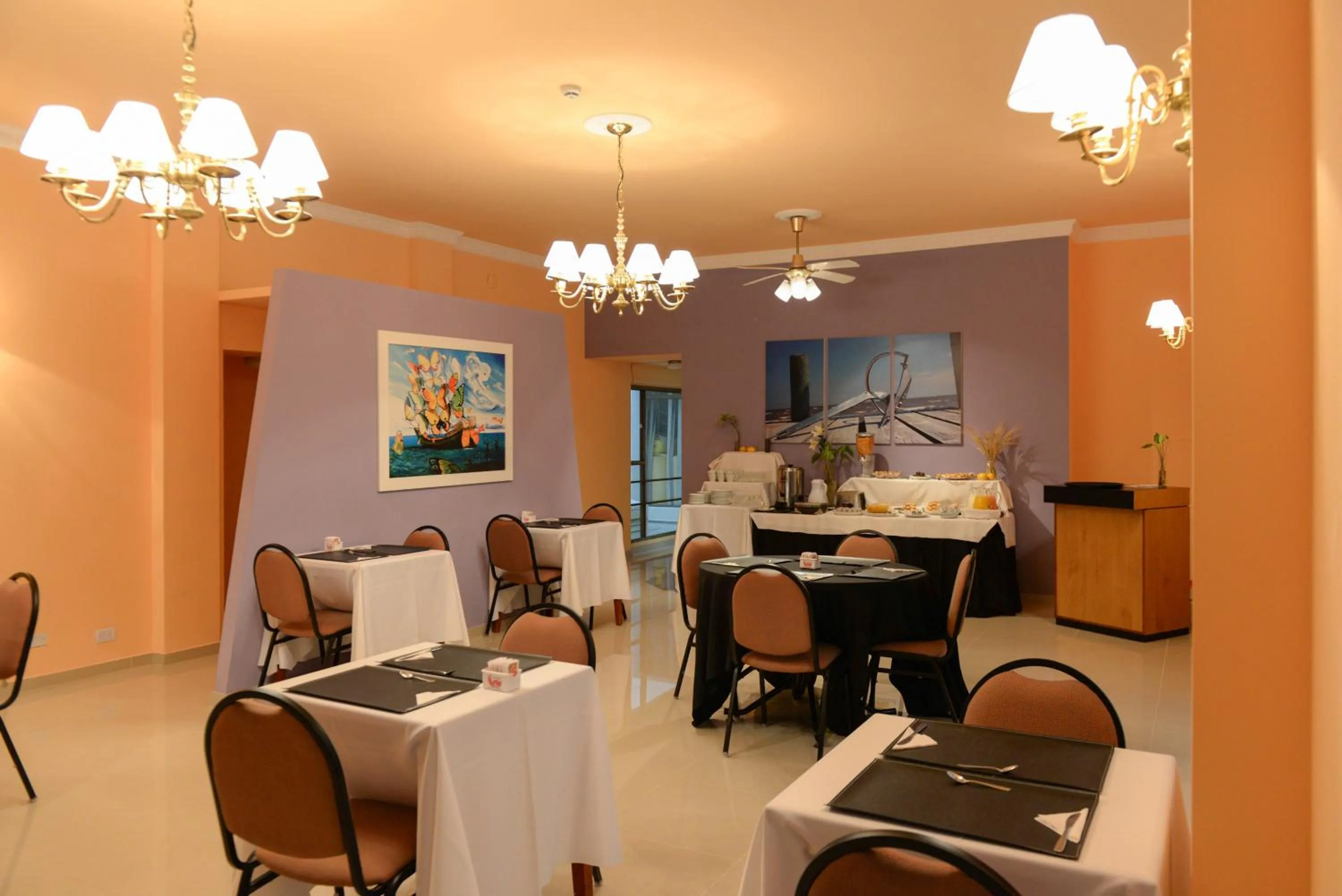 Restaurant/places to eat in Santiago Hotel