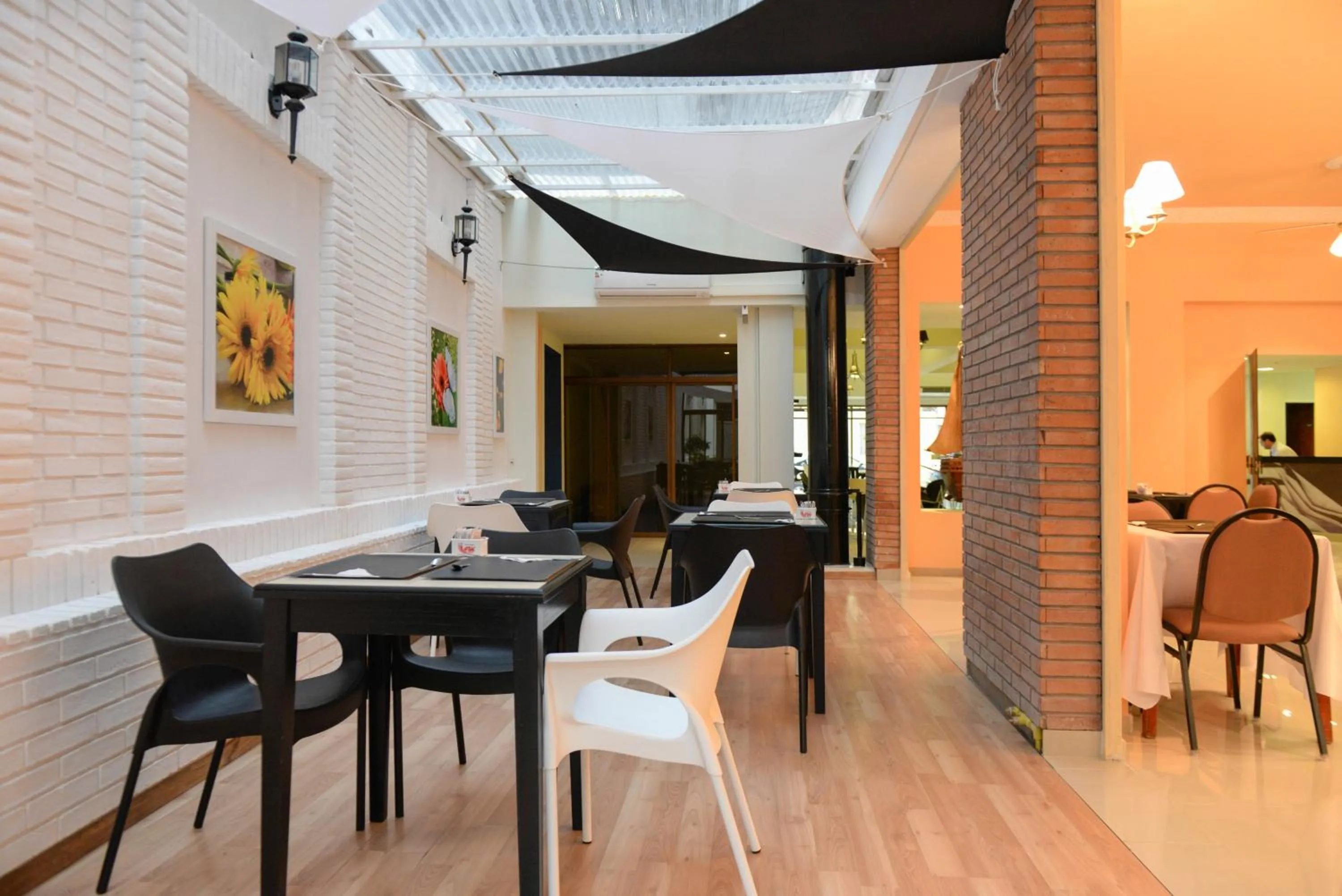 Restaurant/places to eat in Santiago Hotel