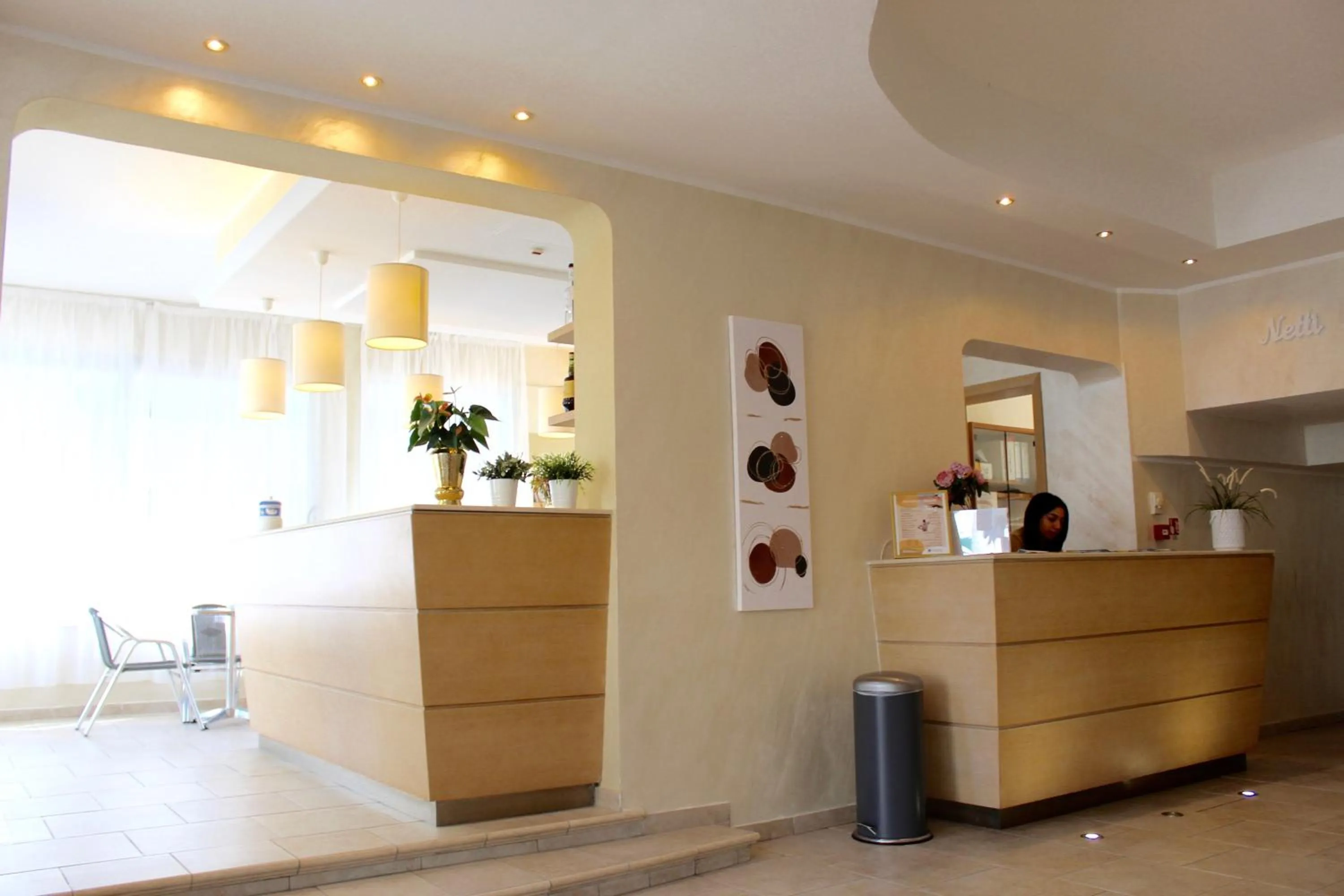 Restaurant/places to eat in King Hotel