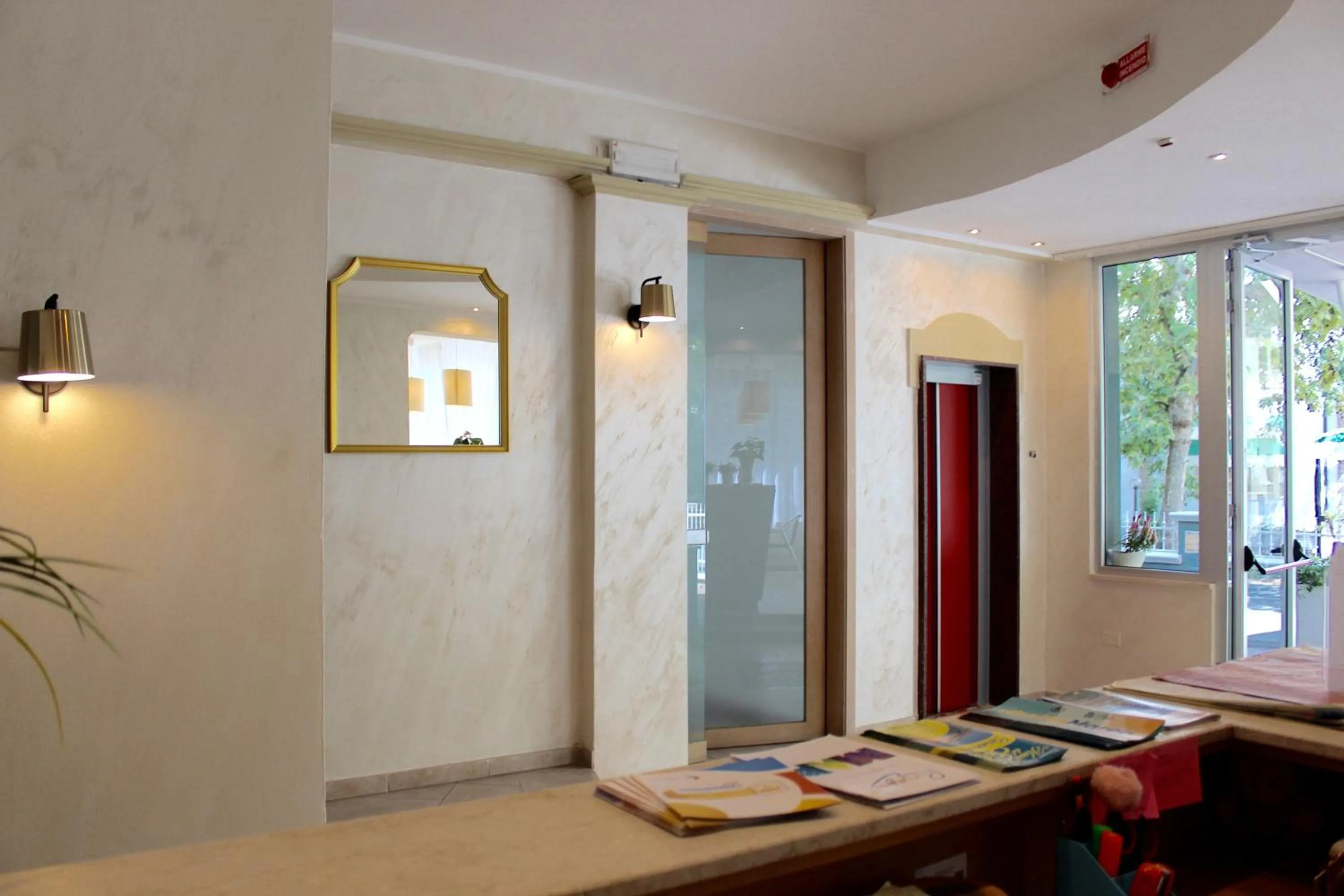 Facade/entrance in King Hotel