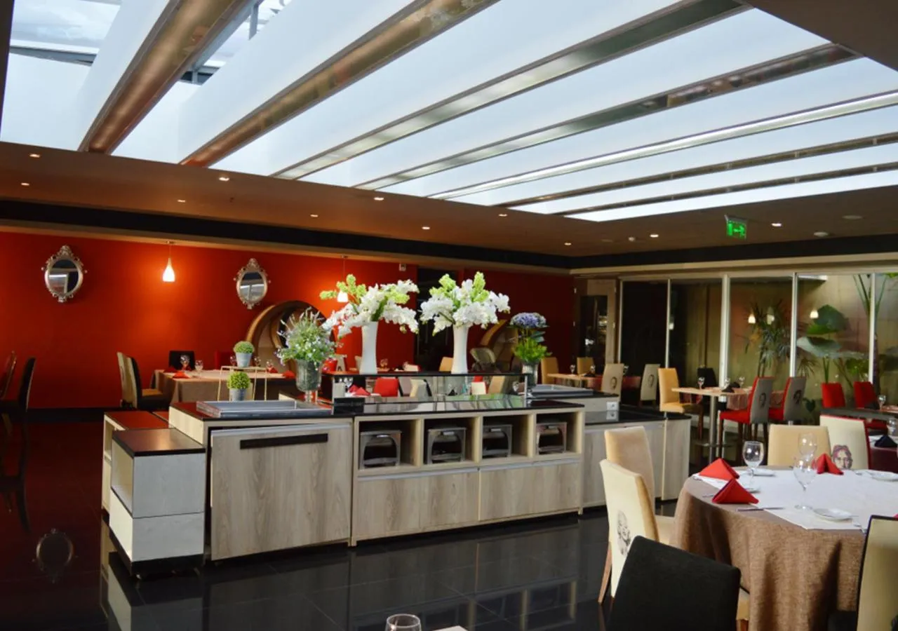 Restaurant/places to eat in Savoy Hotel Encarnación