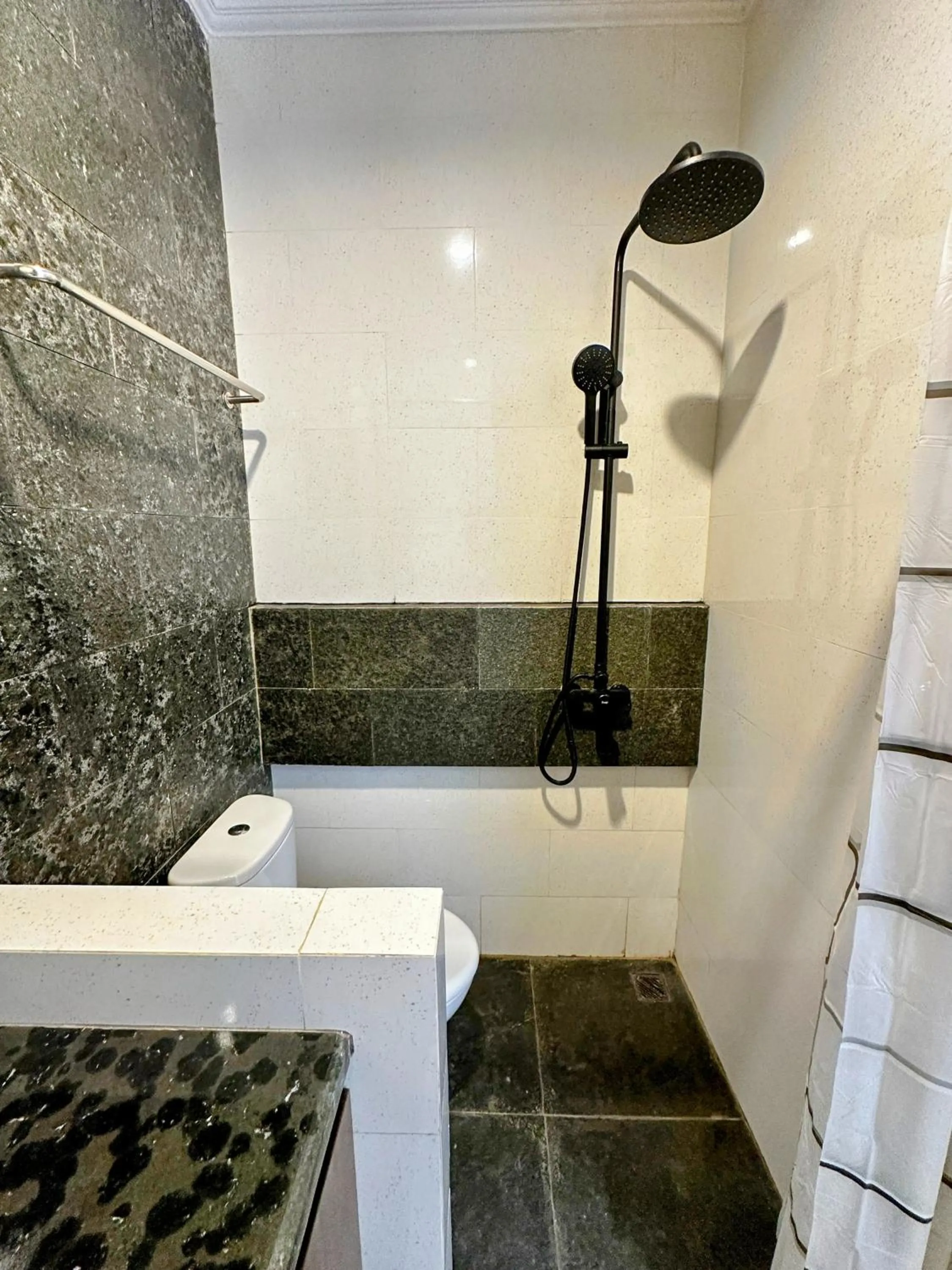 Shower in Mangkoe Ndoro Kostel