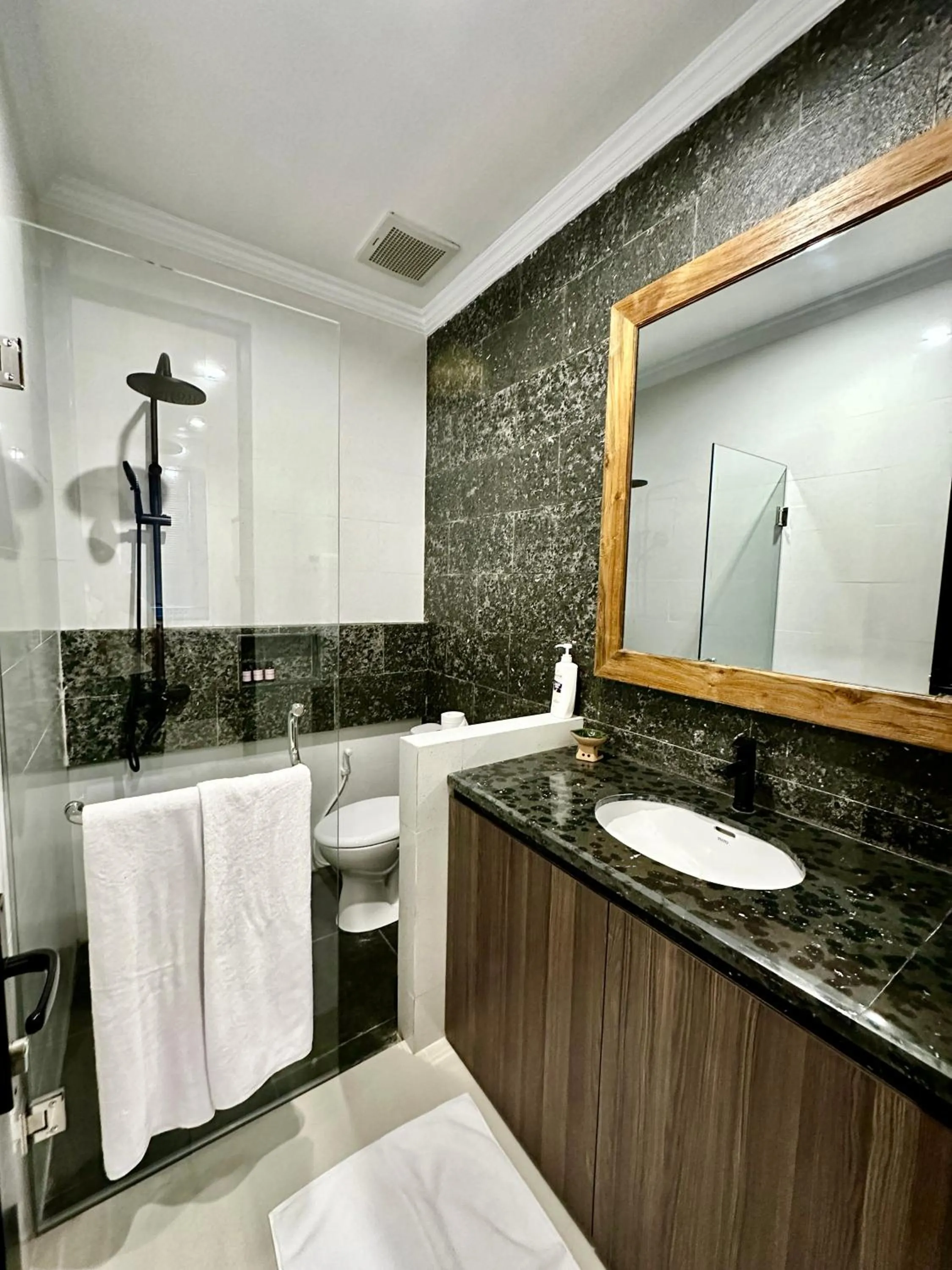 Shower in Mangkoe Ndoro Kostel