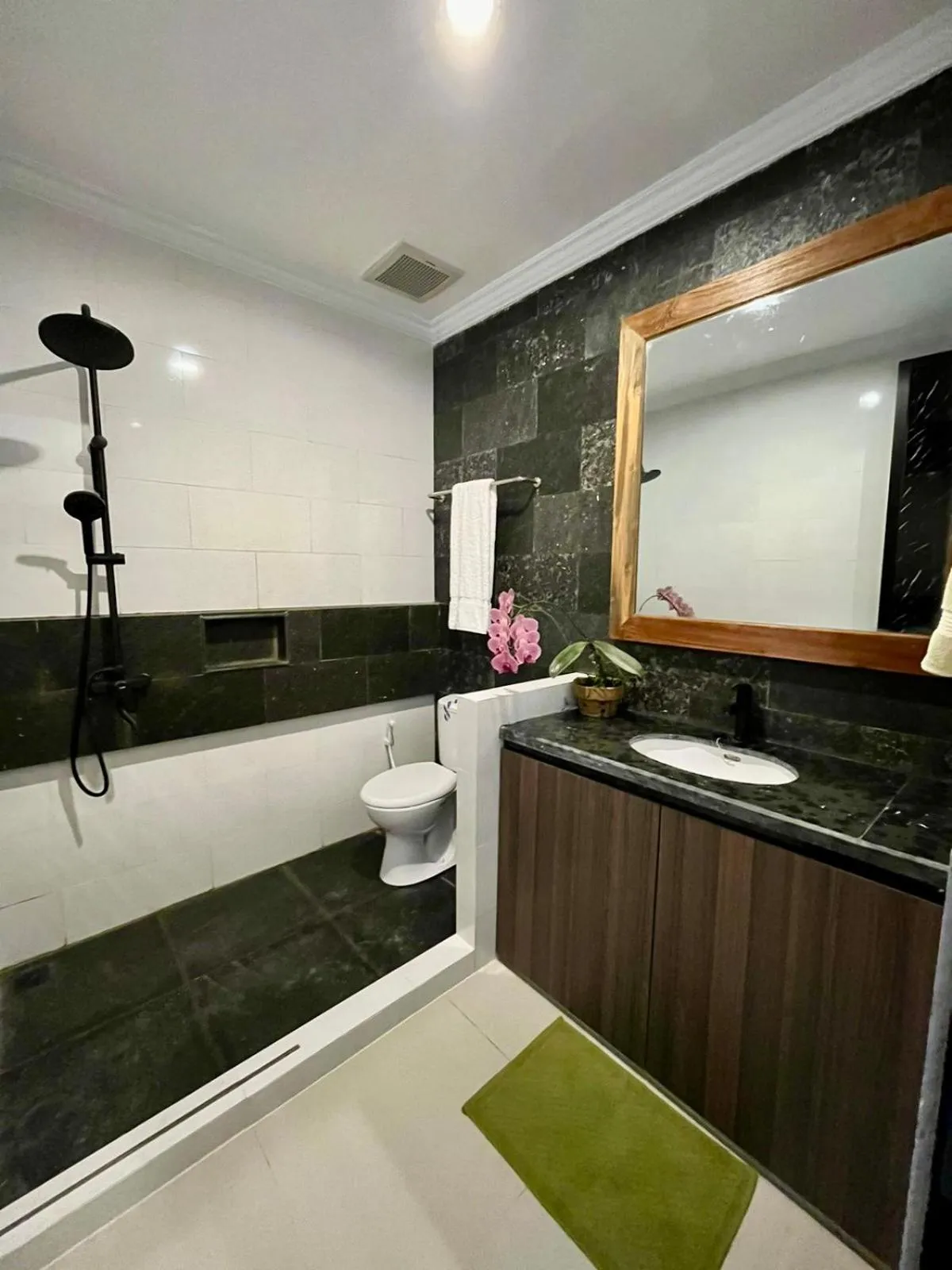 Shower in Mangkoe Ndoro Kostel