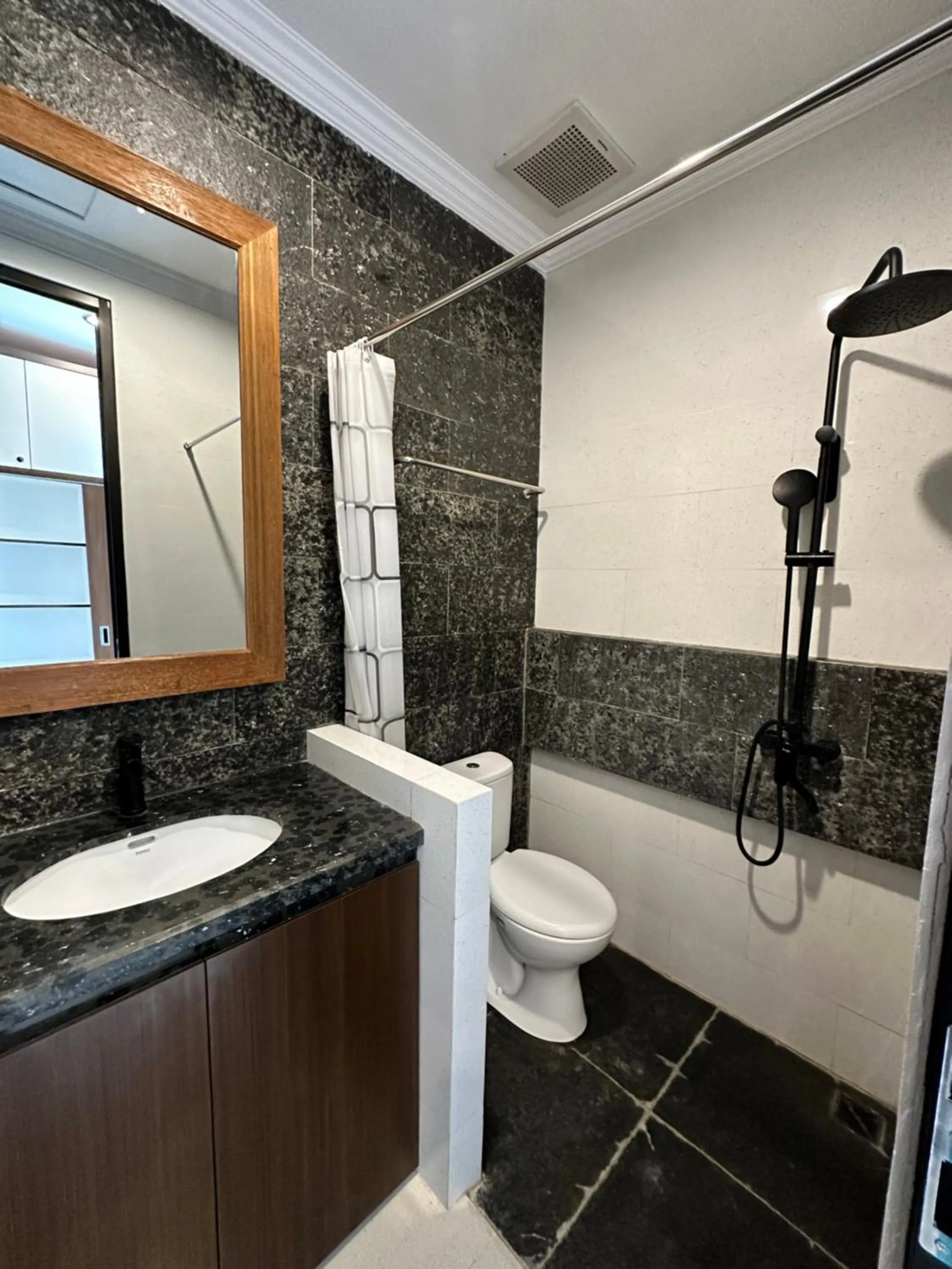 Shower in Mangkoe Ndoro Kostel