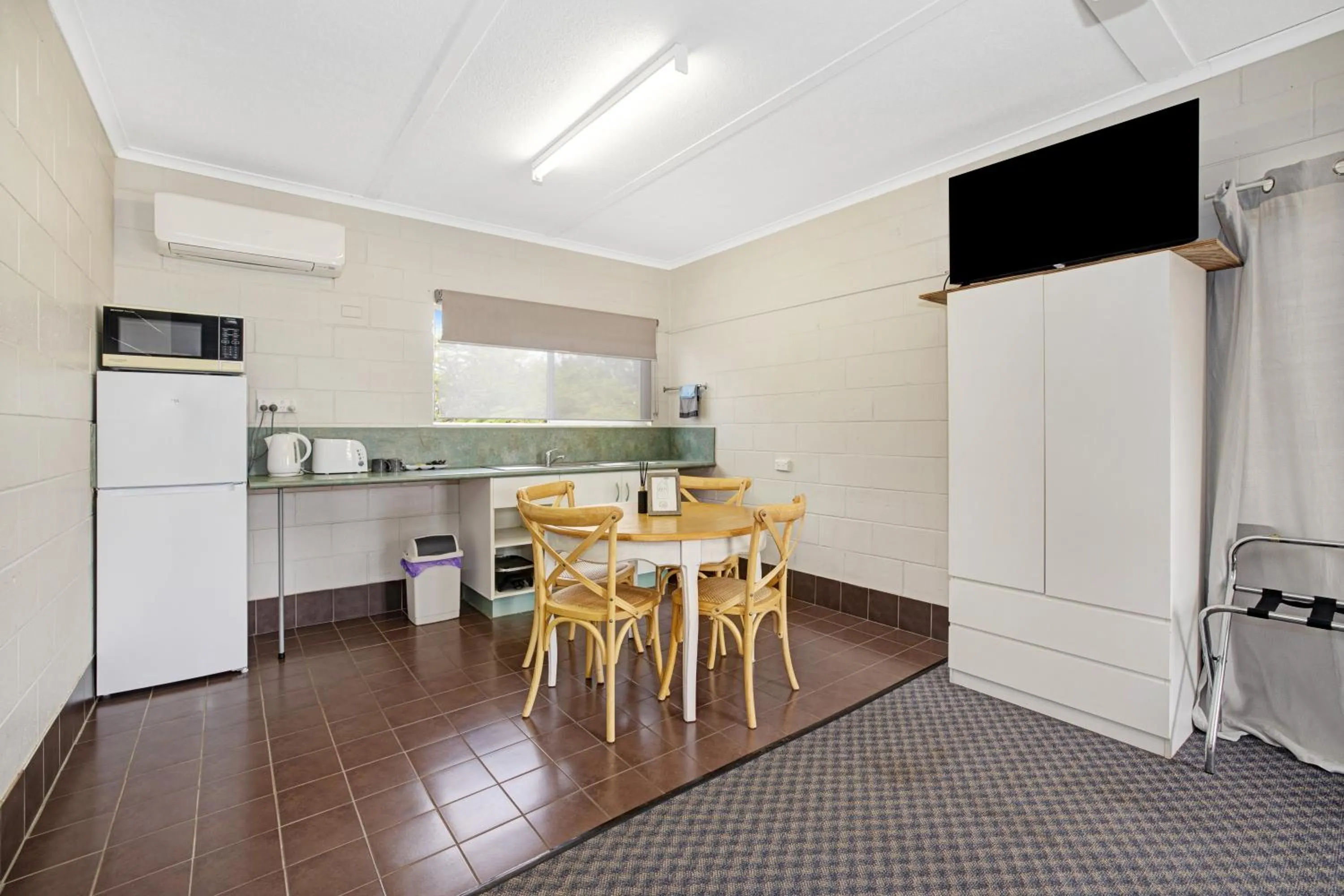 TV and multimedia in Hillview Motel Charters Towers QLD