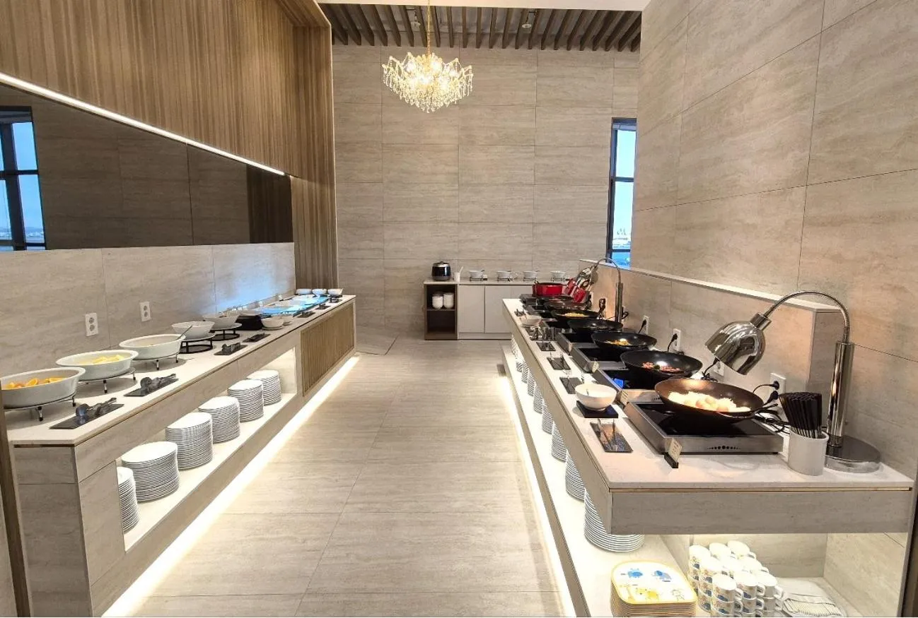 Restaurant/places to eat in WAVEM HOTEL East