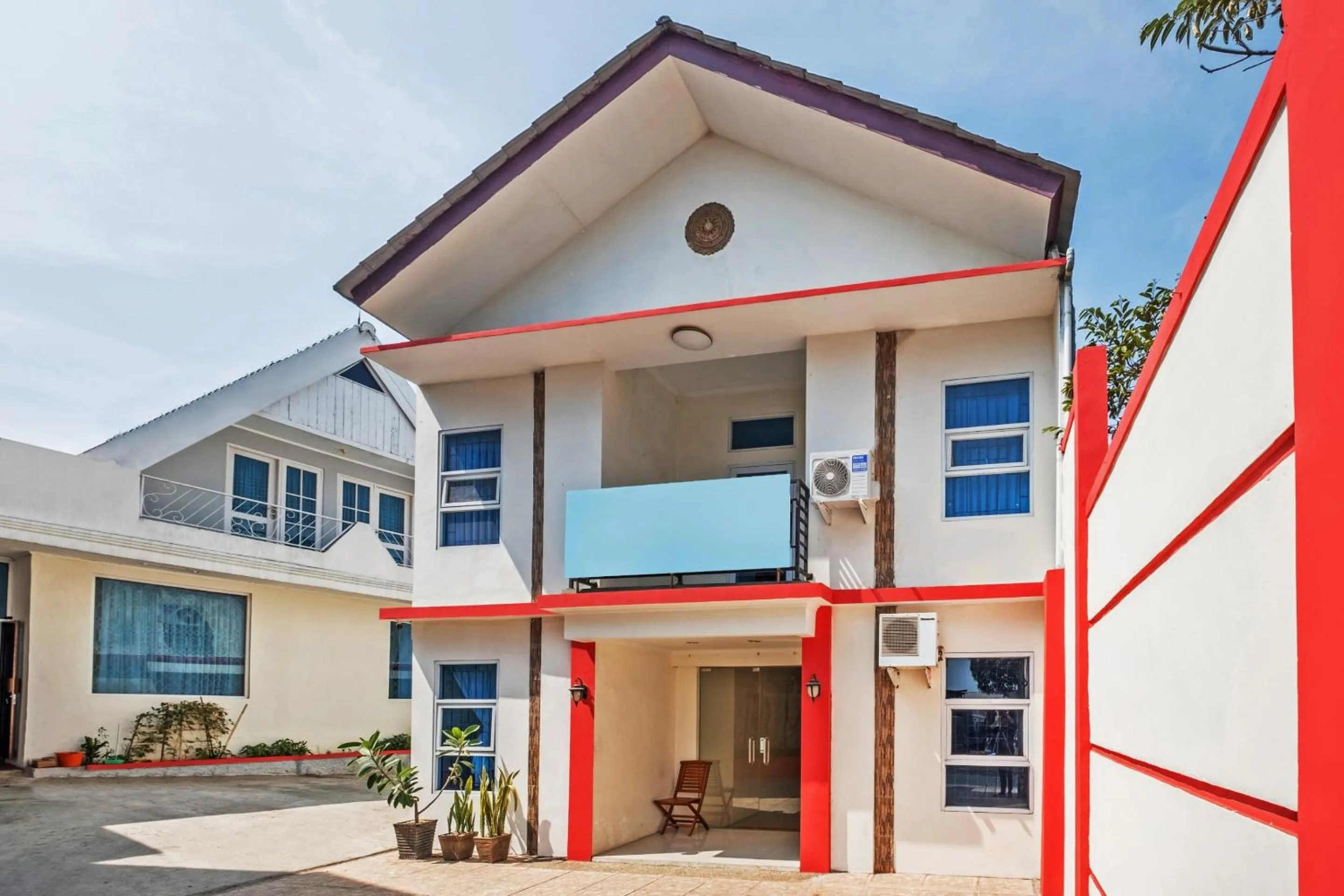 Facade/entrance in Hotel O Sudirman Guesthouse Syariah