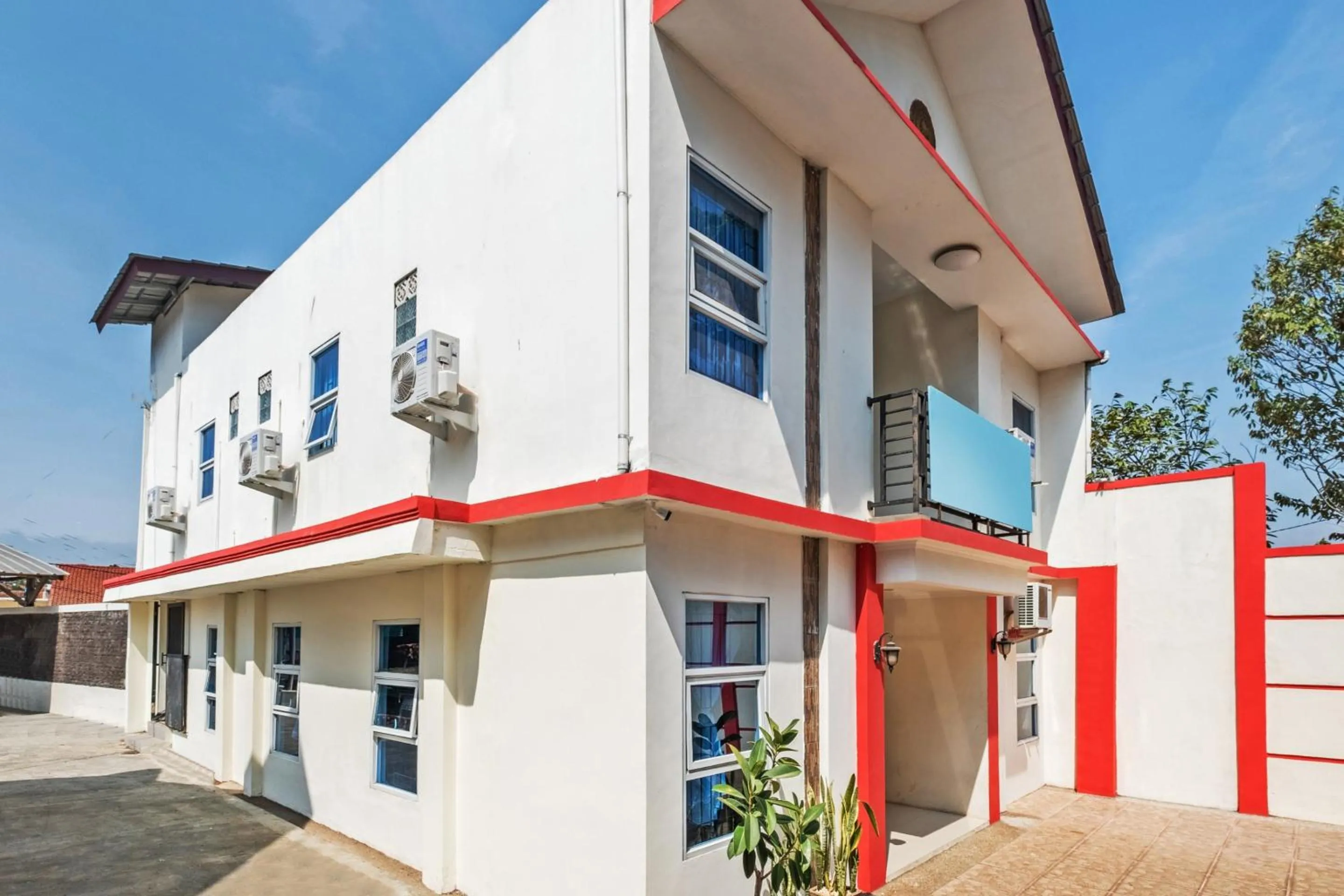 Facade/entrance in Hotel O Sudirman Guesthouse Syariah