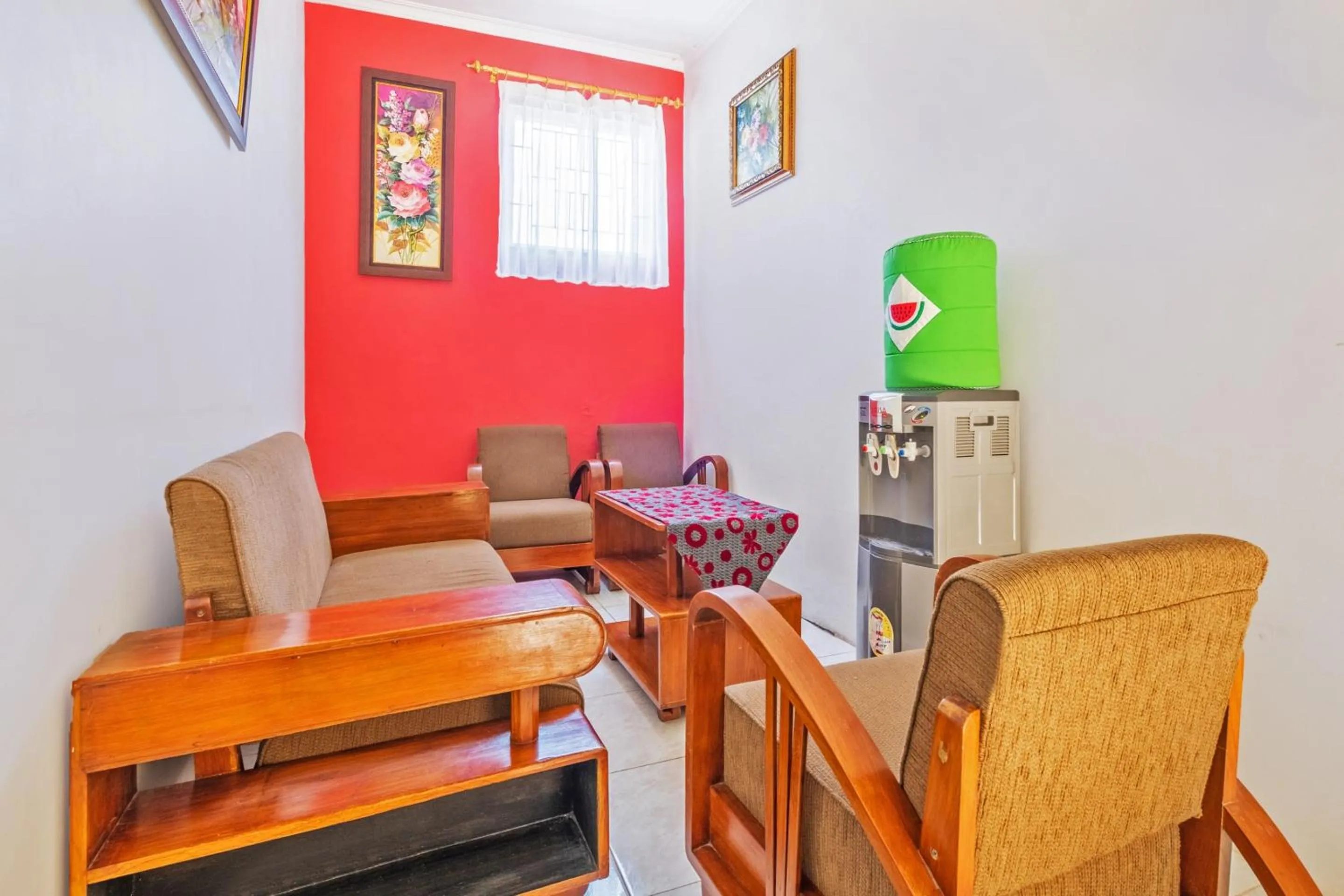 Seating area in Hotel O Sudirman Guesthouse Syariah