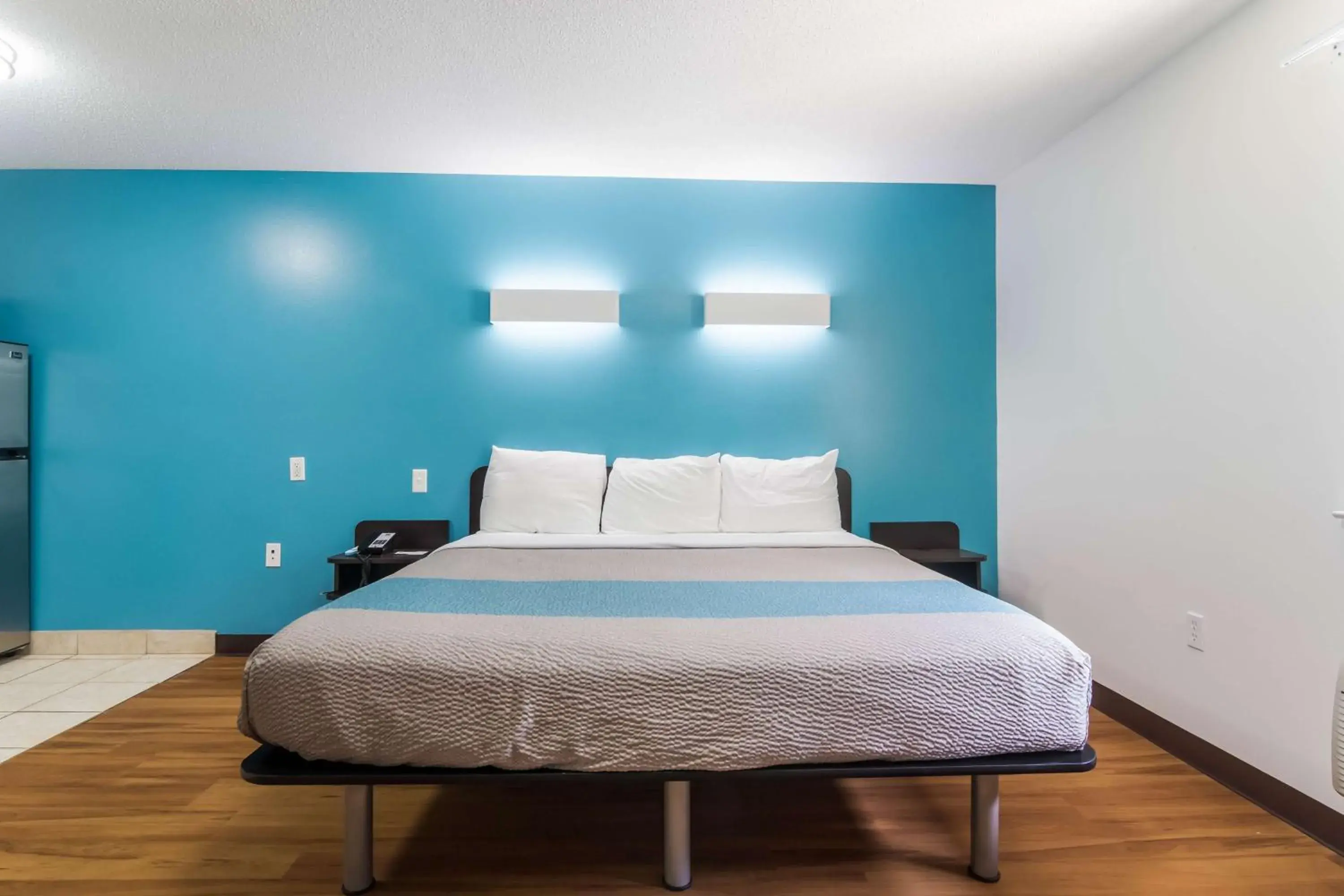 Deluxe King Room - Non-Smoking in Motel 6-Gulf Shores, AL Deluxe King Room - Non-Smoking in Motel 6-Gulf Shores, AL