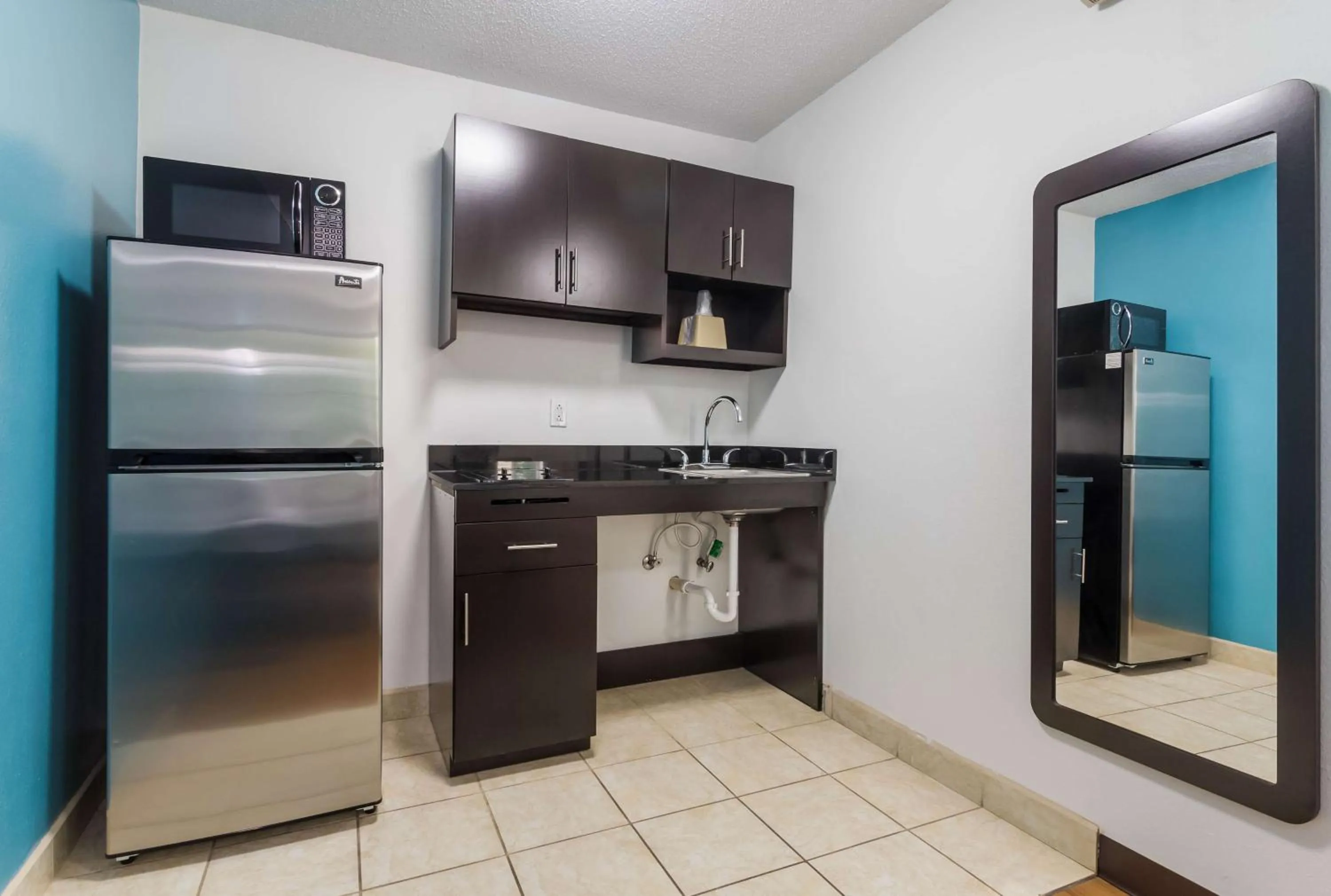 Kitchen or kitchenette in Motel 6-Gulf Shores, AL