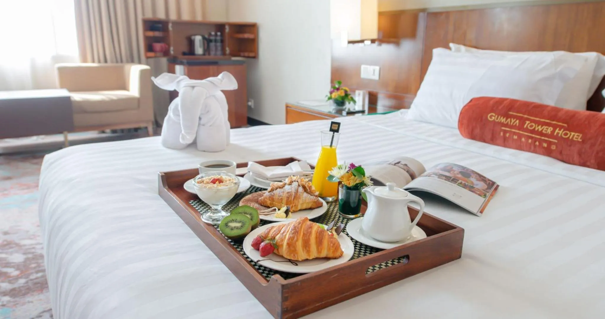 Breakfast, Bed in Gumaya Tower Hotel