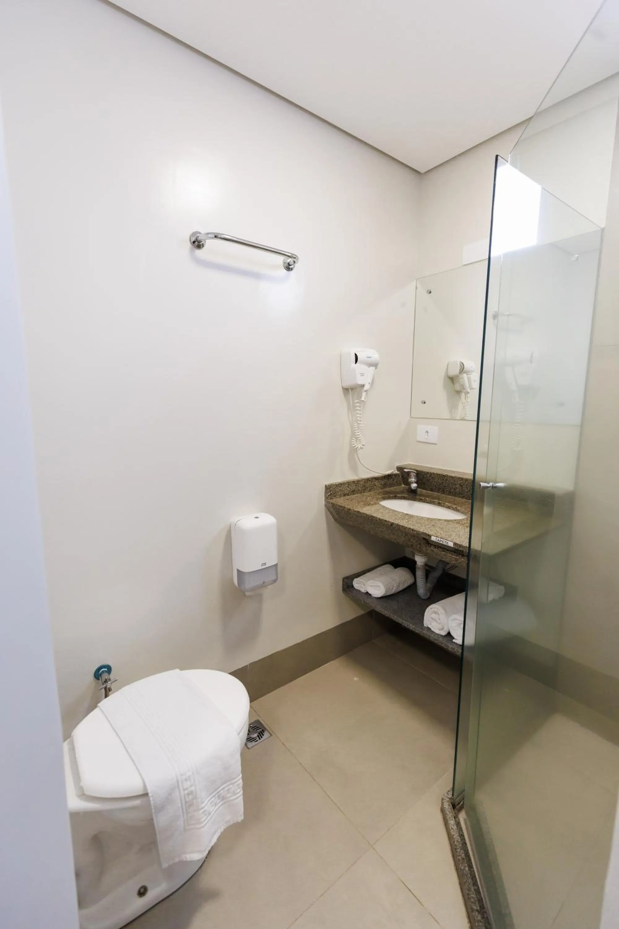 Bathroom in Tonello Business Hotel