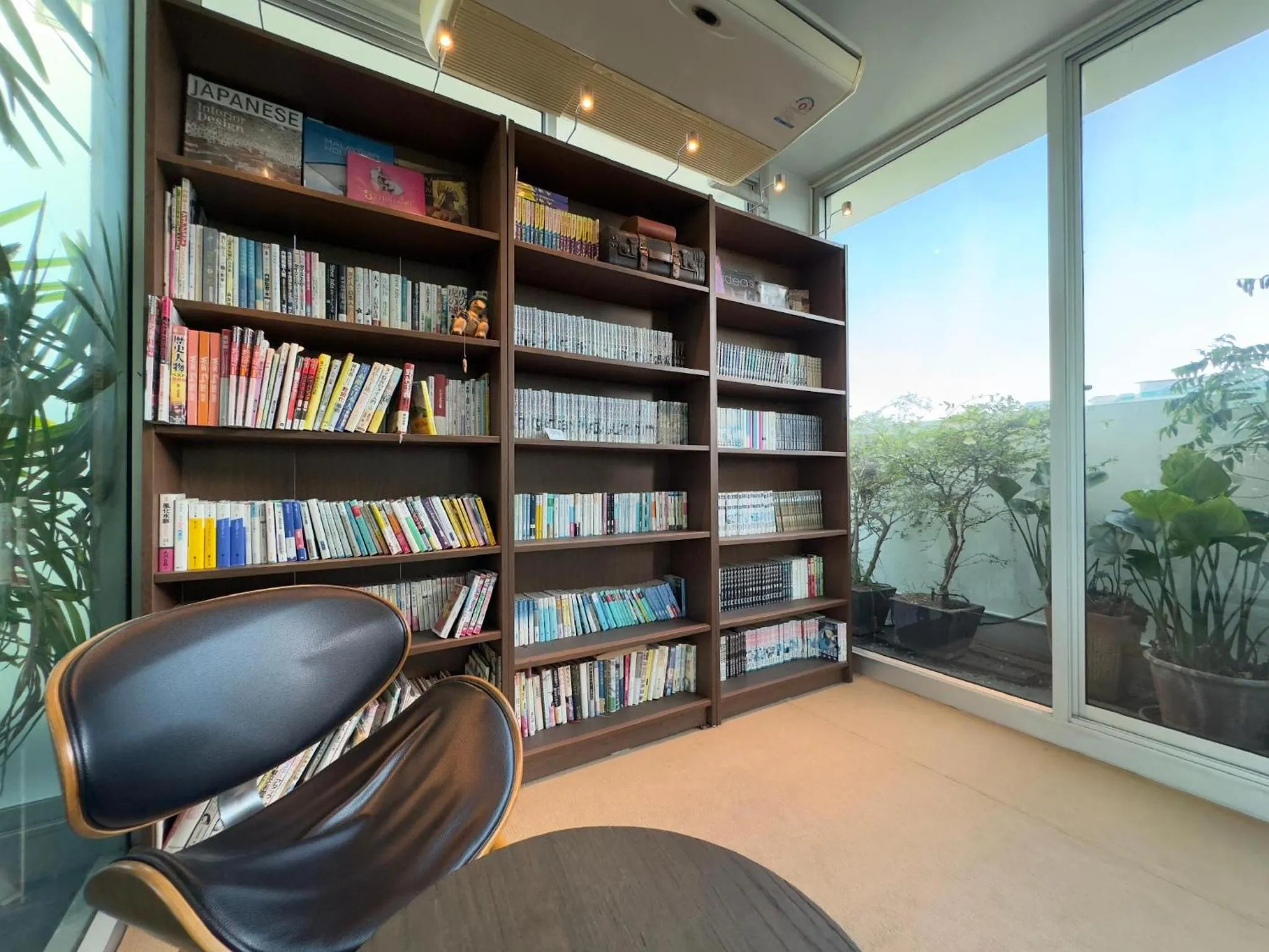Library in Sriracha Avenue Serviced Apartment