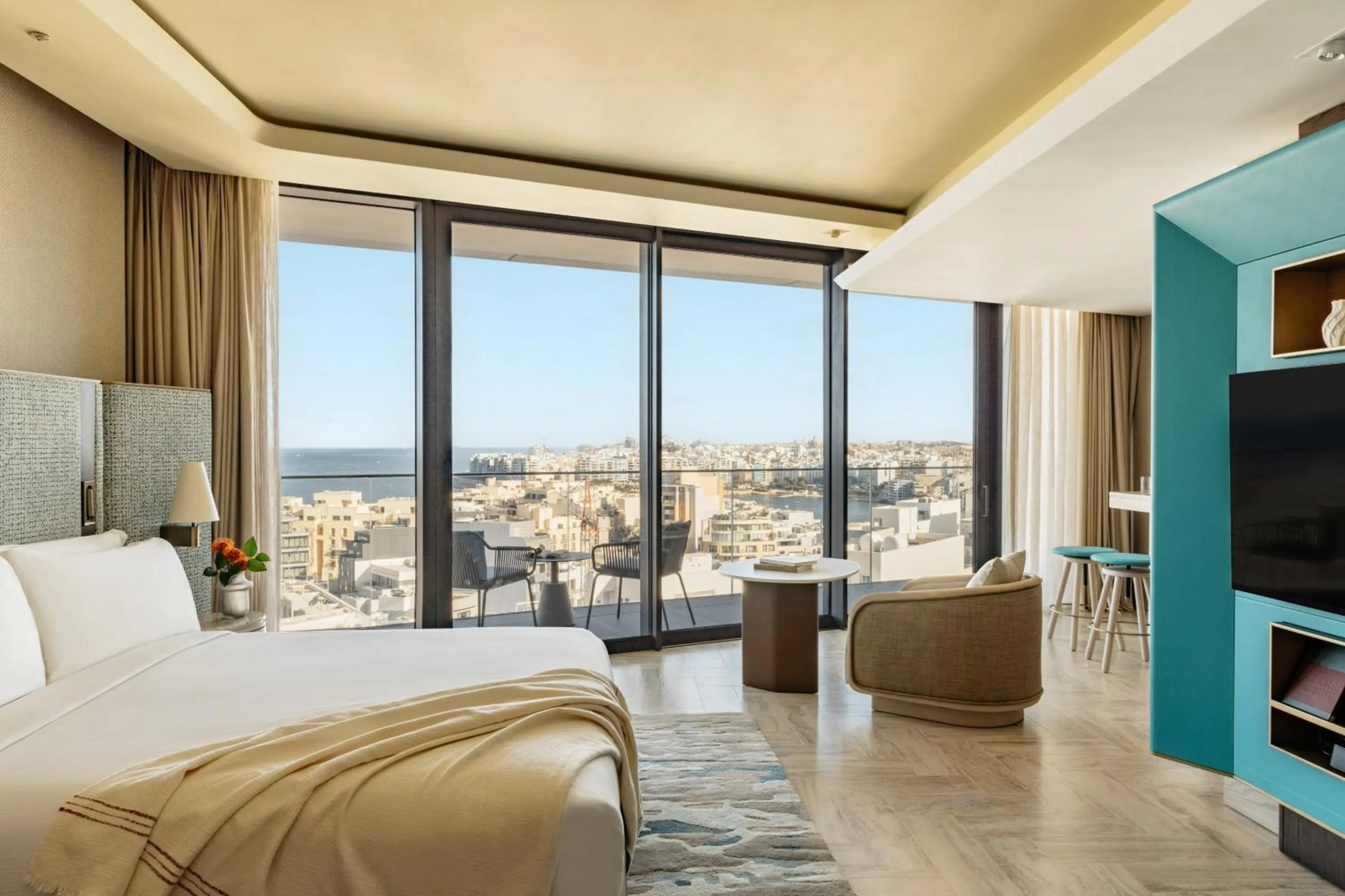 Communal lounge/ TV room in ME Malta by Meliá