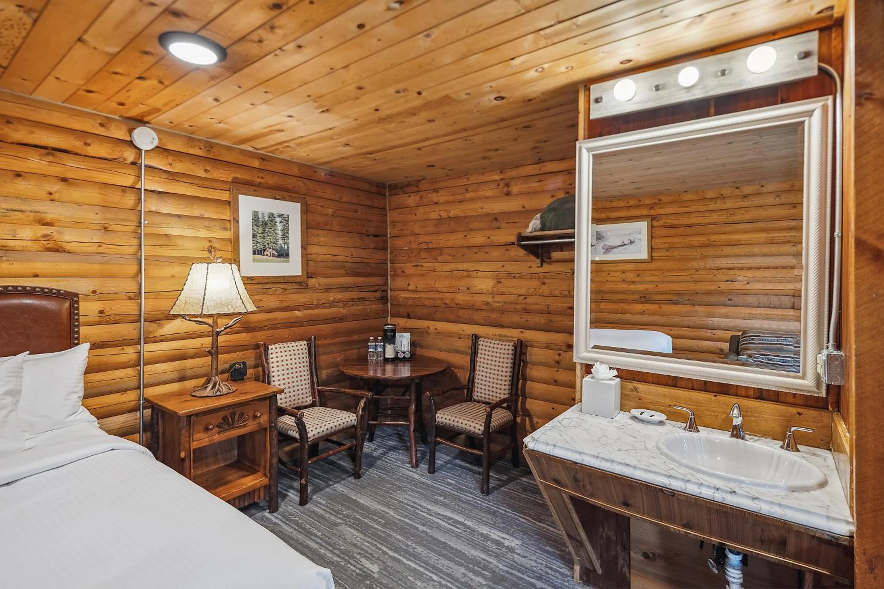 Seating area, Bed in Denali Crow's Nest Cabins
