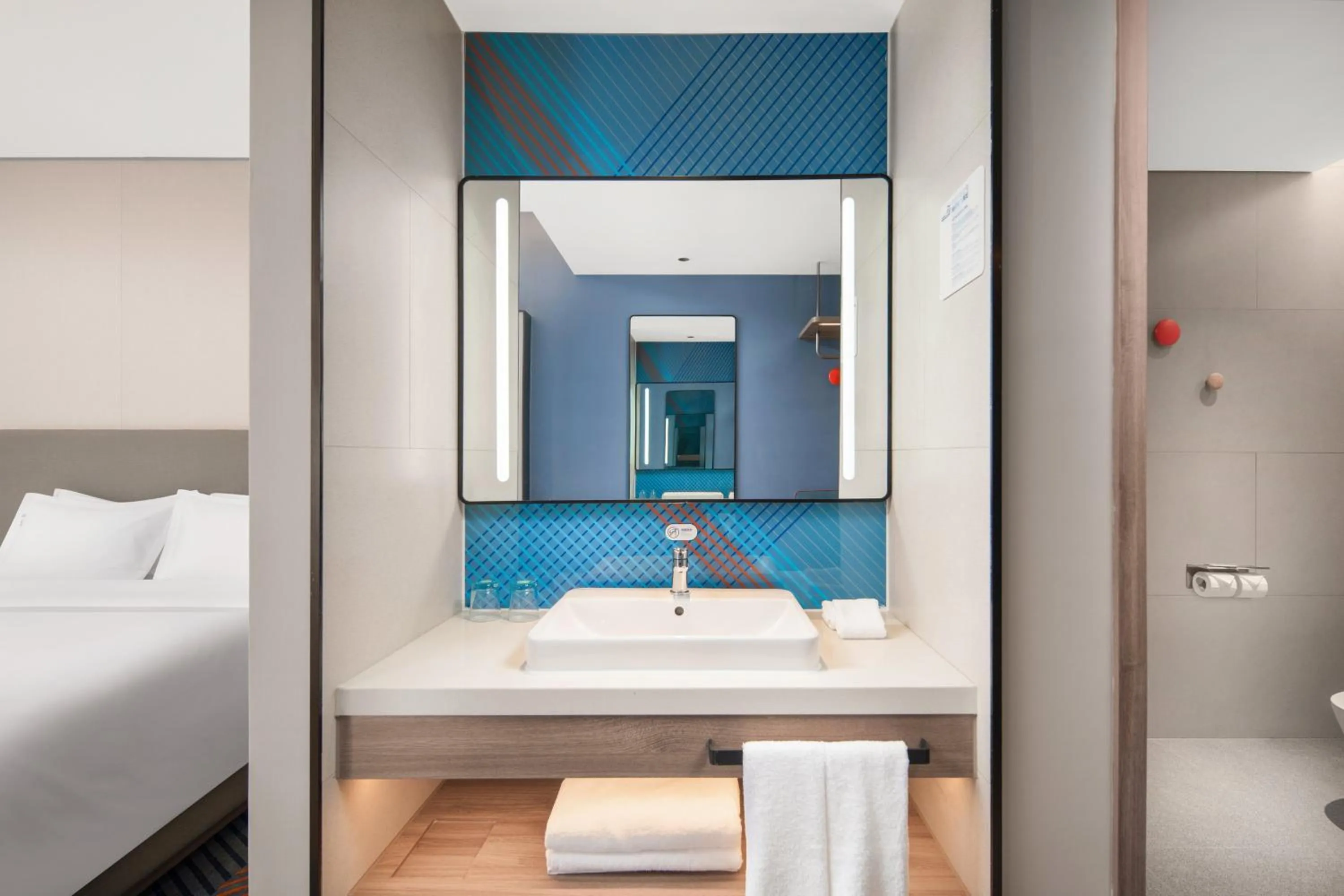 Photo of the whole room, Bed in Holiday Inn Express Chongqing Tongliang by IHG