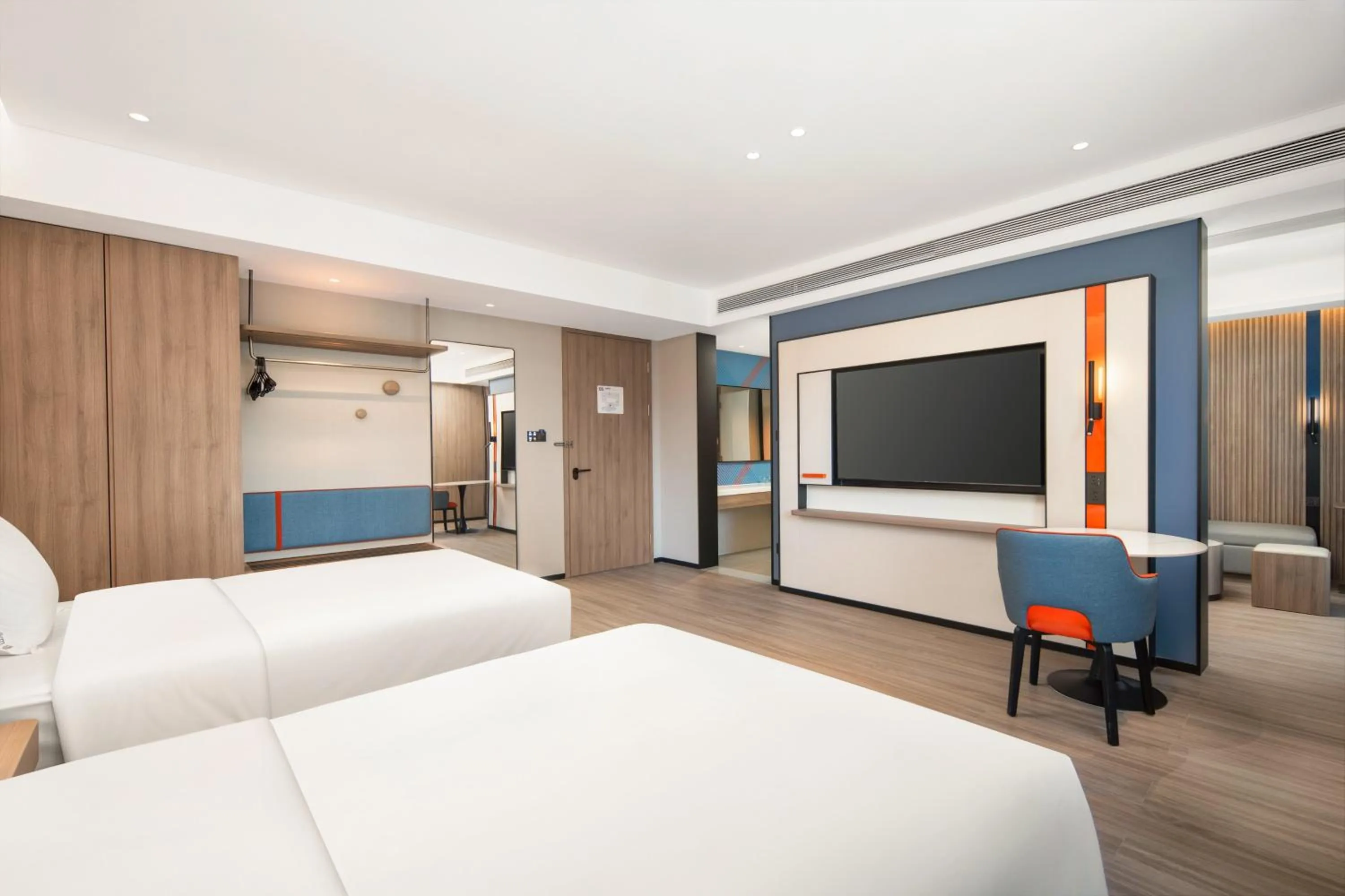 Photo of the whole room, Bed in Holiday Inn Express Chongqing Tongliang by IHG