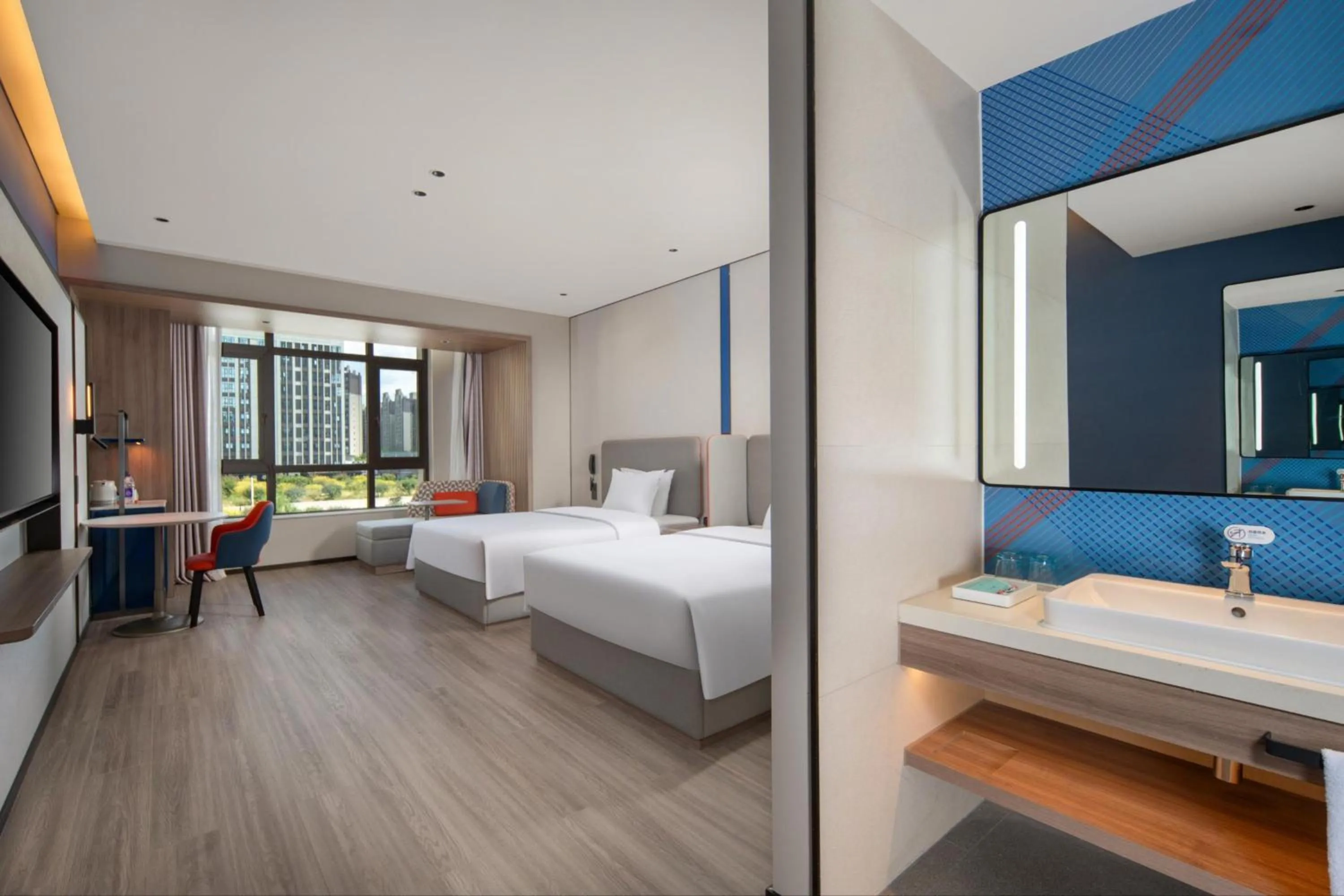 Photo of the whole room, Bed in Holiday Inn Express Chongqing Tongliang by IHG