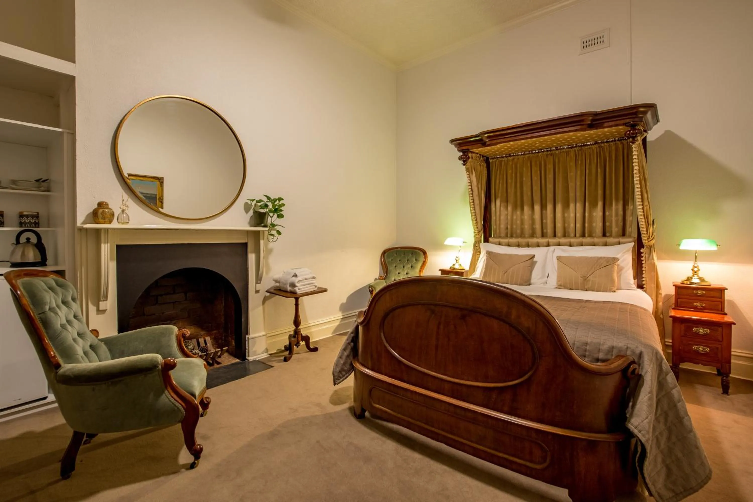 Bedroom, Bed in American Hotel Creswick